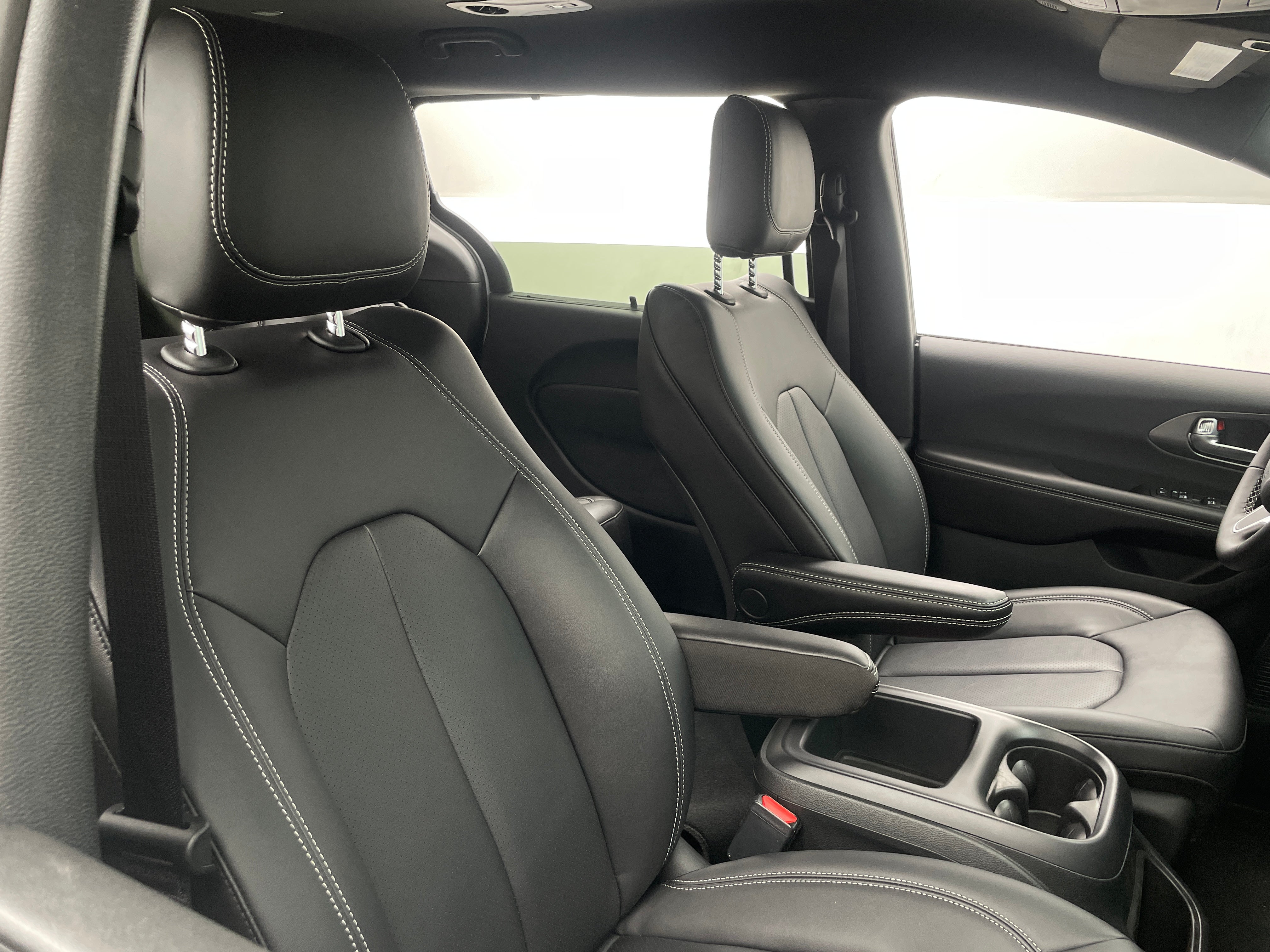 2026 Chrysler Voyager LX - Photo 5
