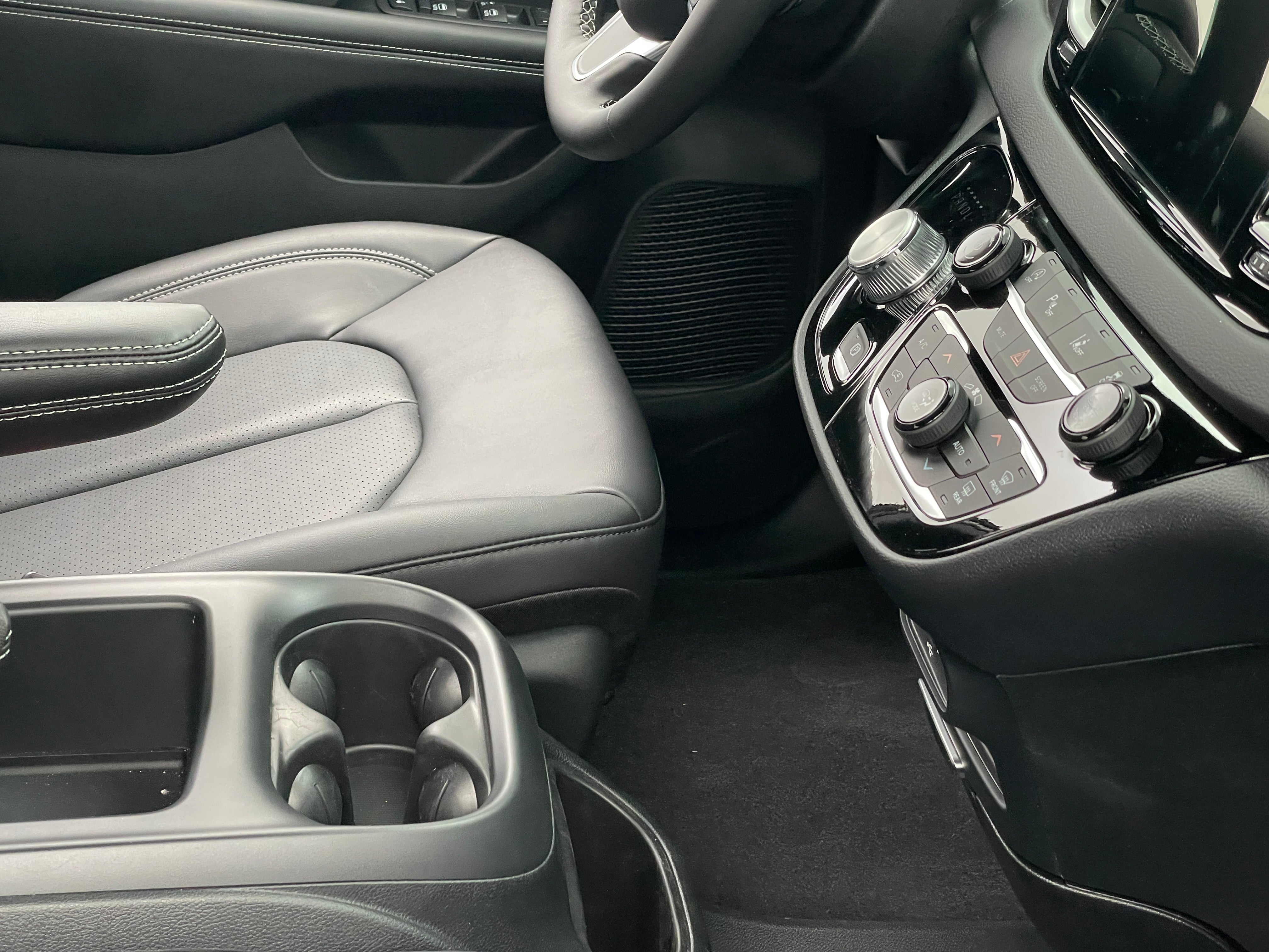 2026 Chrysler Voyager LX - Photo 3