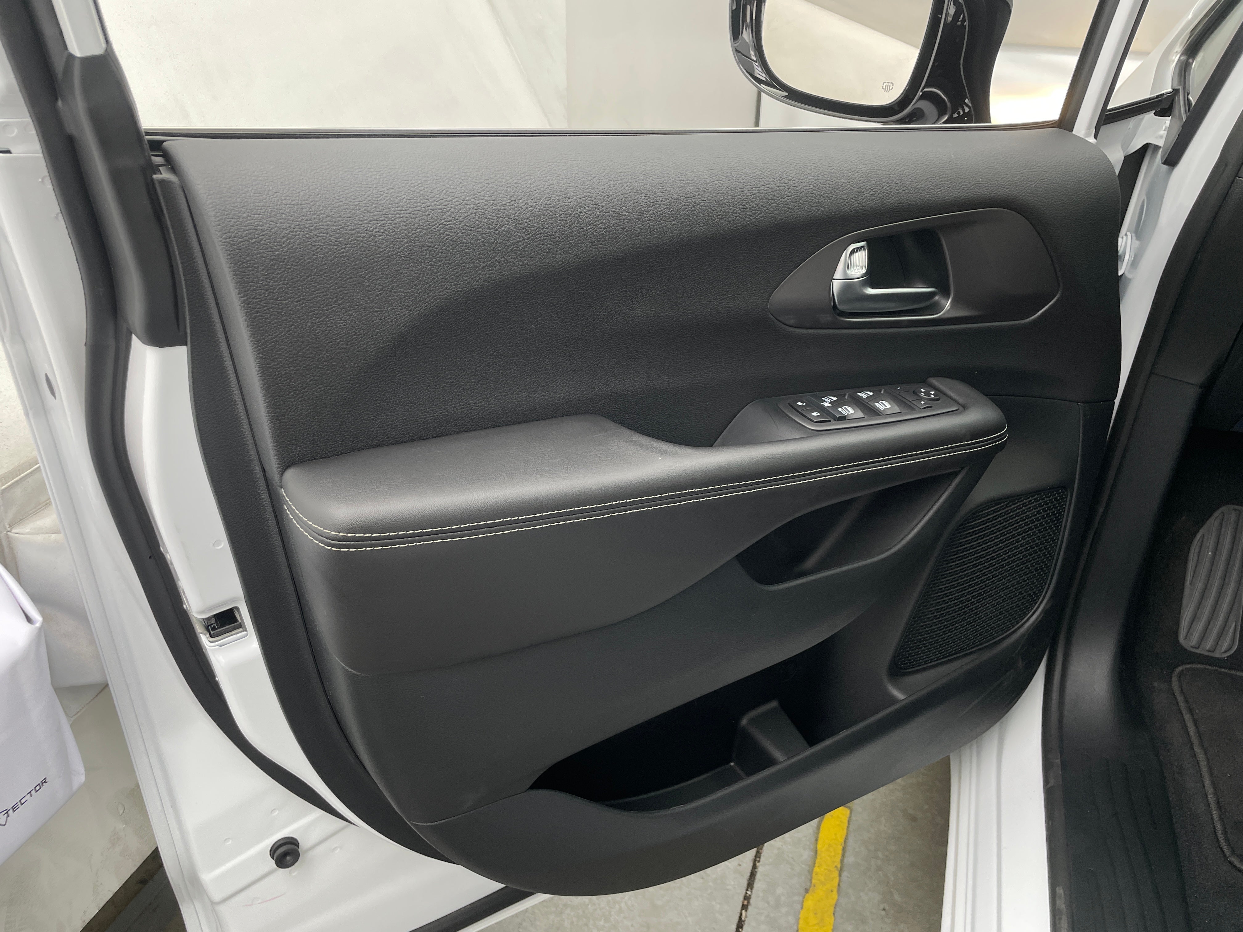 2026 Chrysler Voyager LX - Photo 8