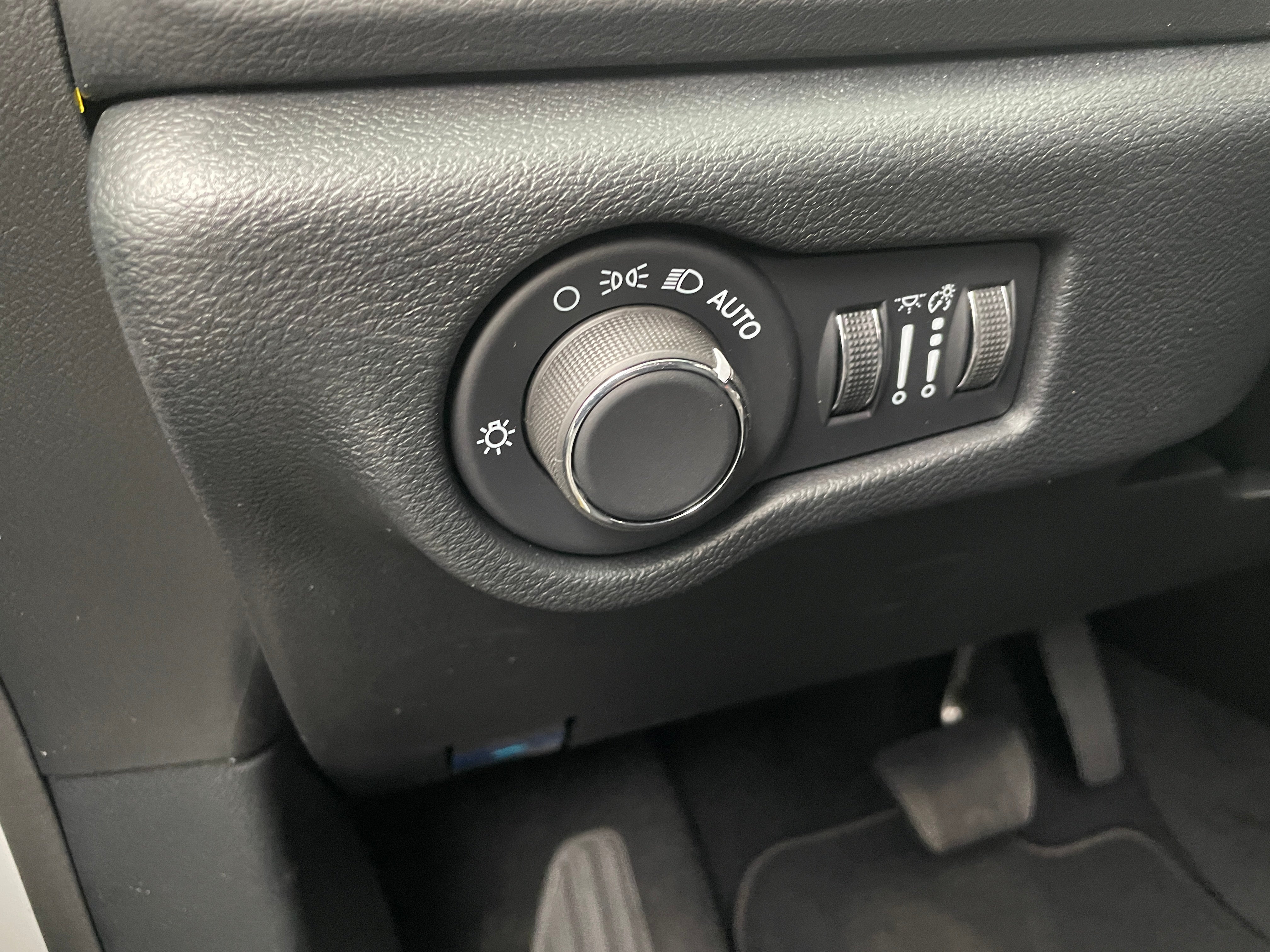 2026 Chrysler Voyager LX - Photo 2