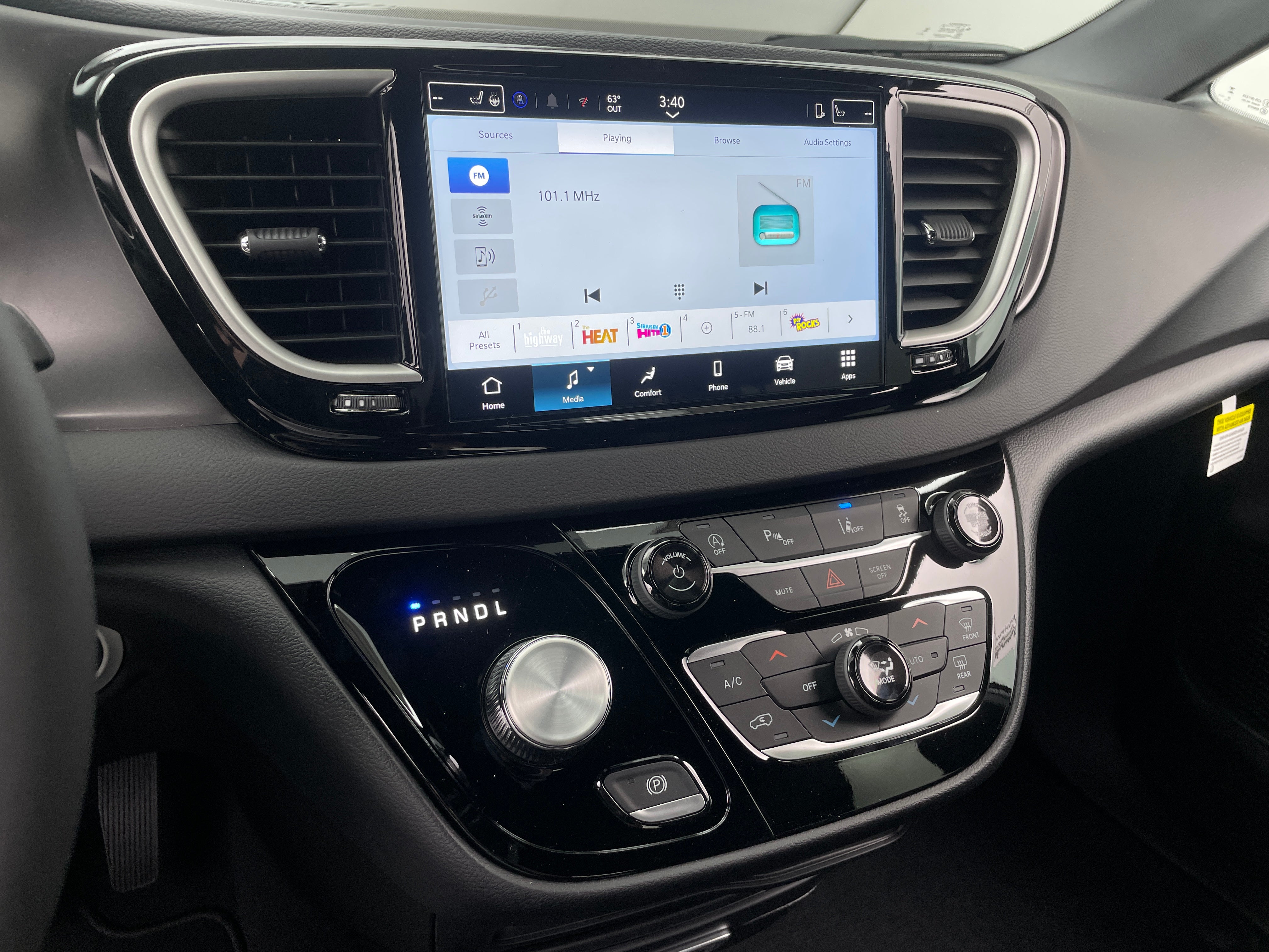 2026 Chrysler Voyager LX - Photo 11