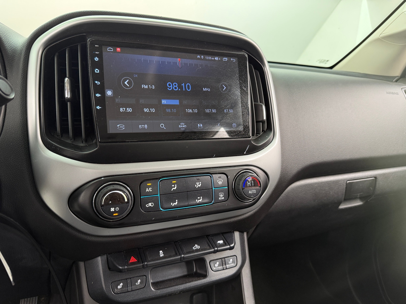 Thumbnail: 2015 Chevrolet Colorado - 3