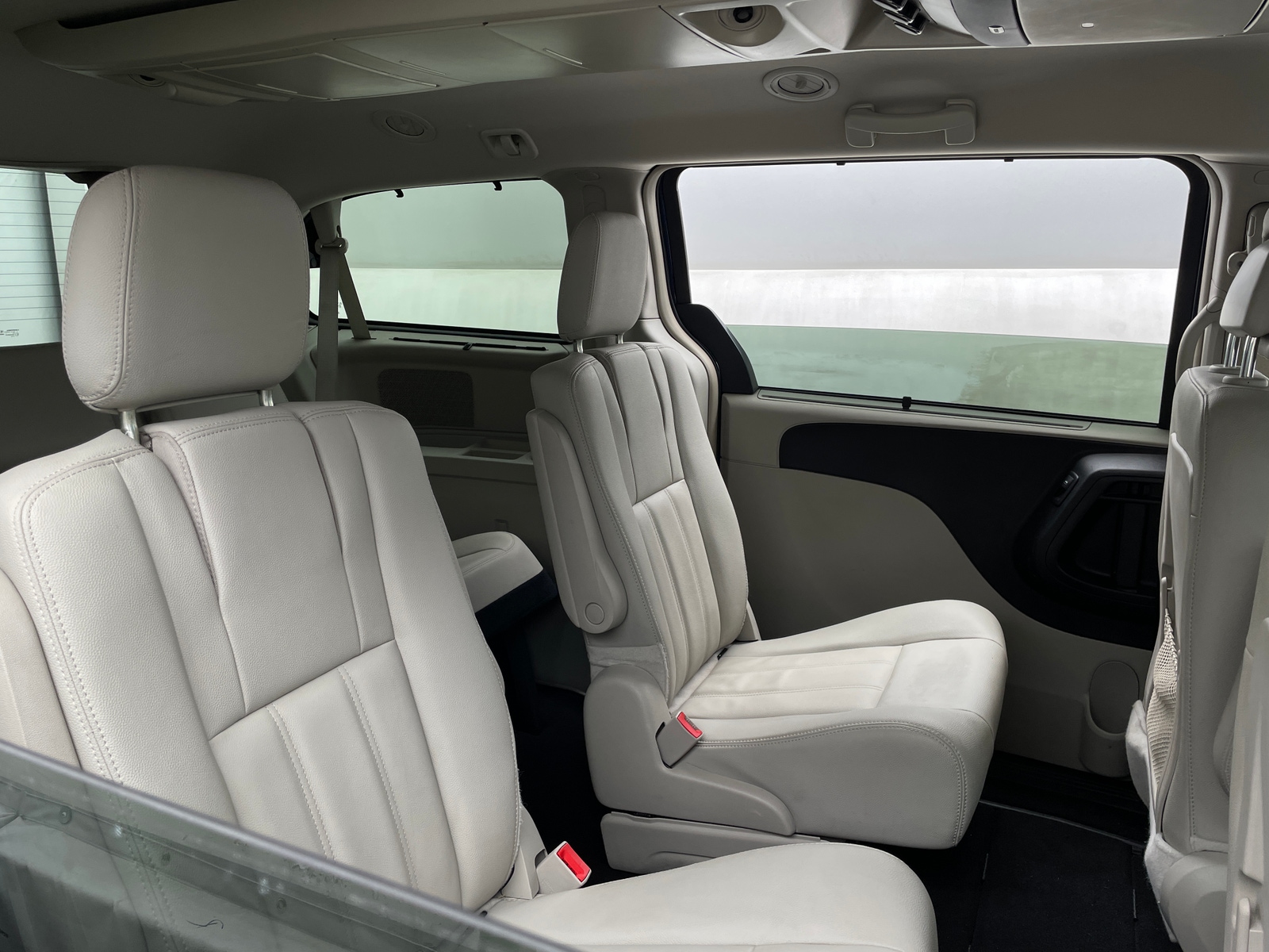 Thumbnail: 2016 Chrysler Town & Country - 5