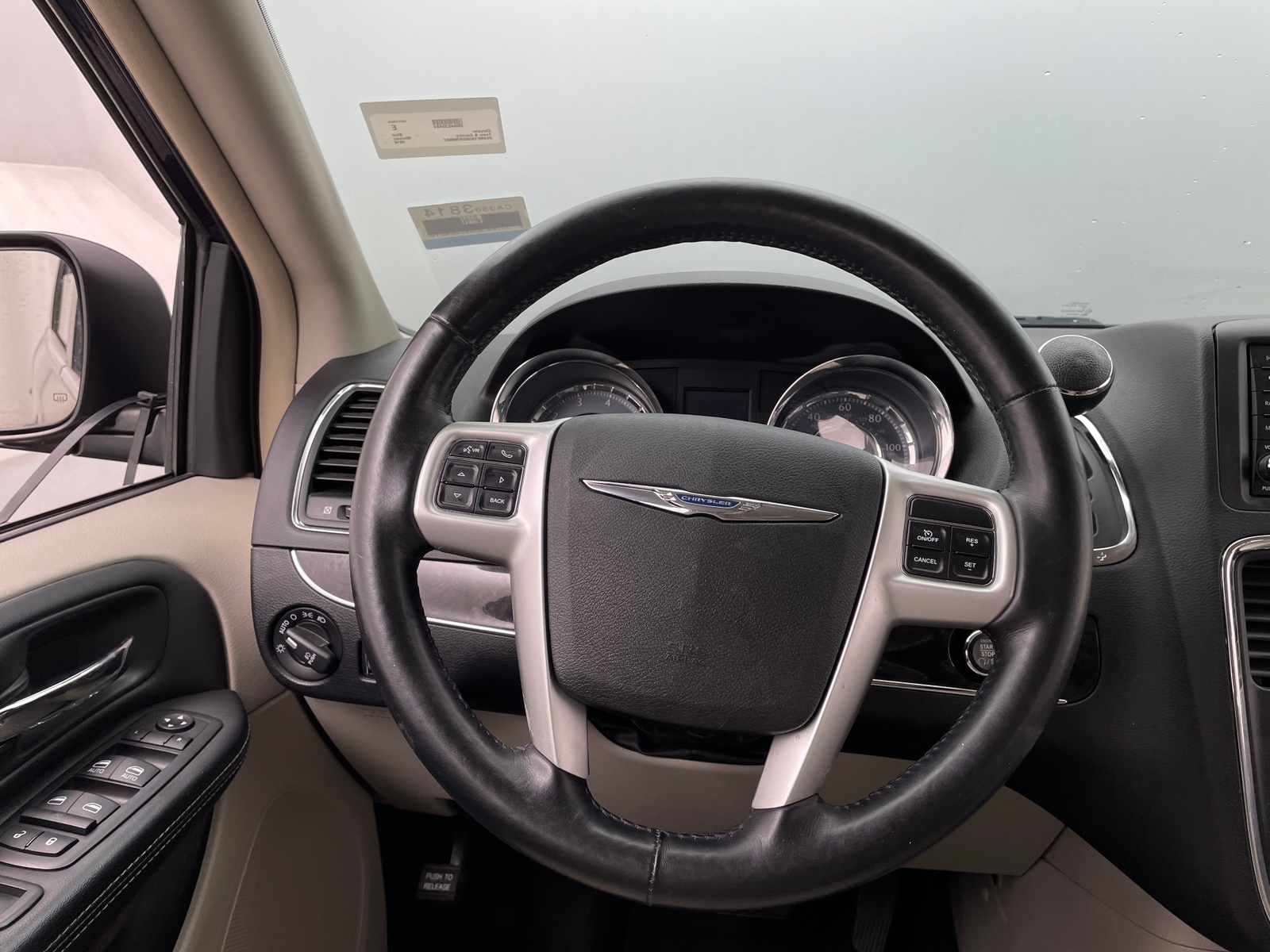 Thumbnail: 2016 Chrysler Town & Country - 4