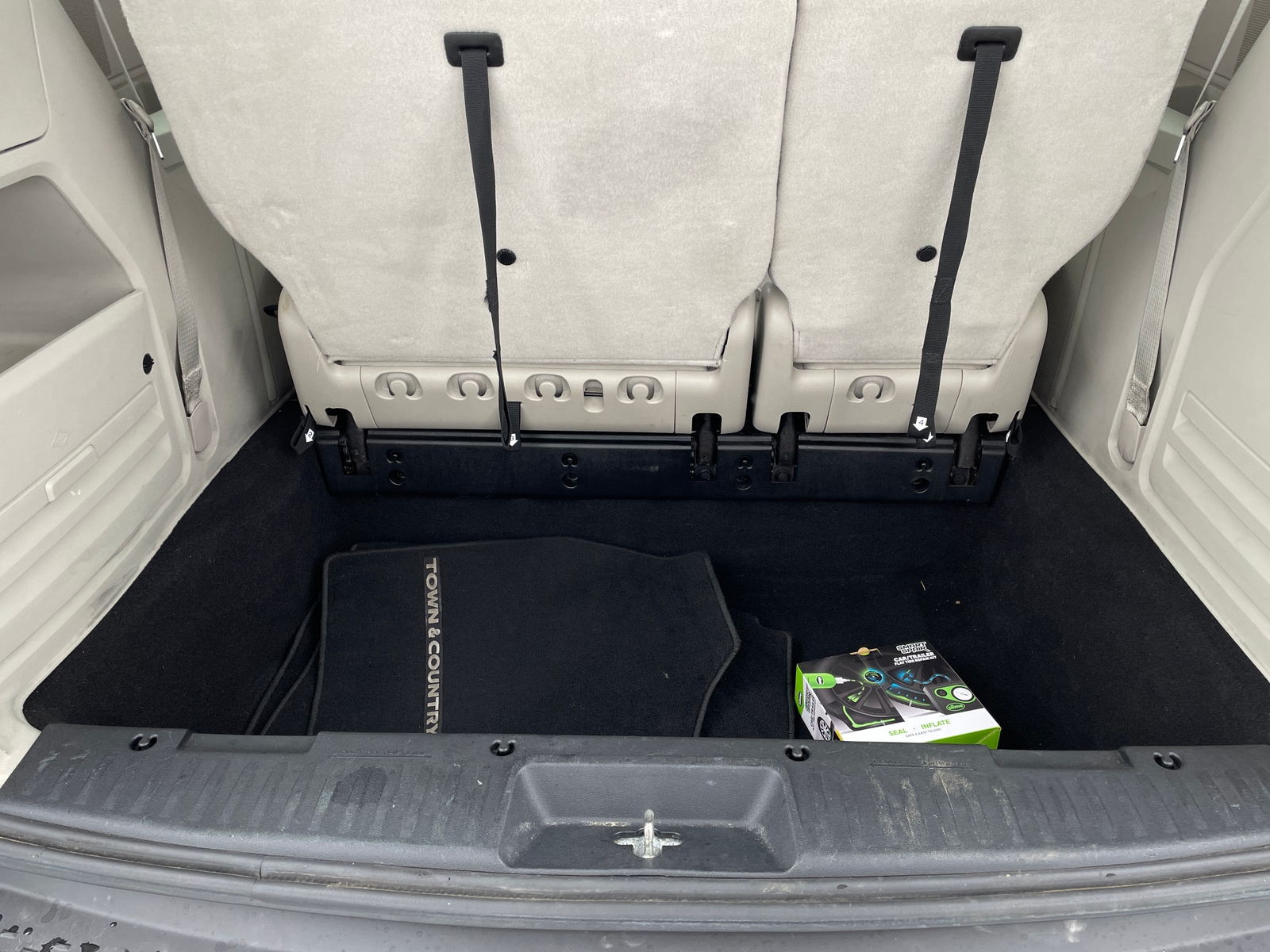 Thumbnail: 2016 Chrysler Town & Country - 6