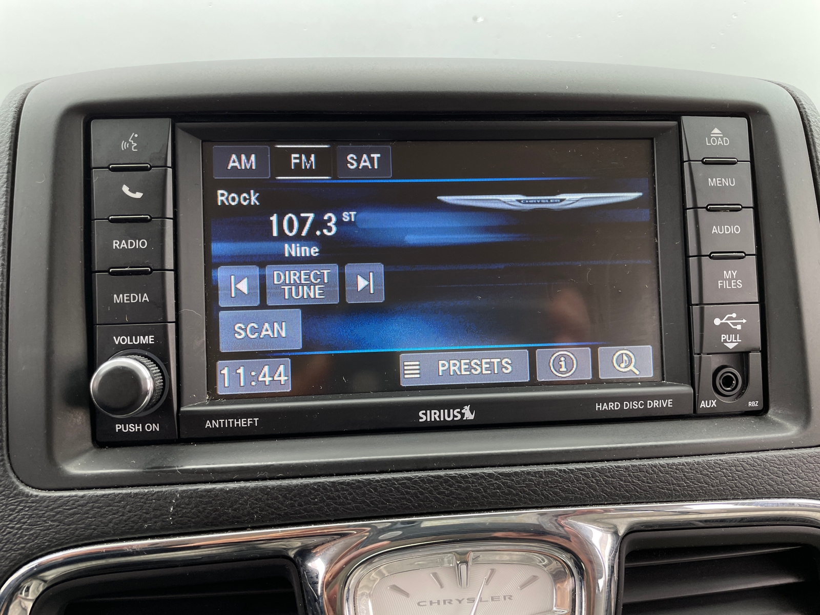 Thumbnail: 2016 Chrysler Town & Country - 3