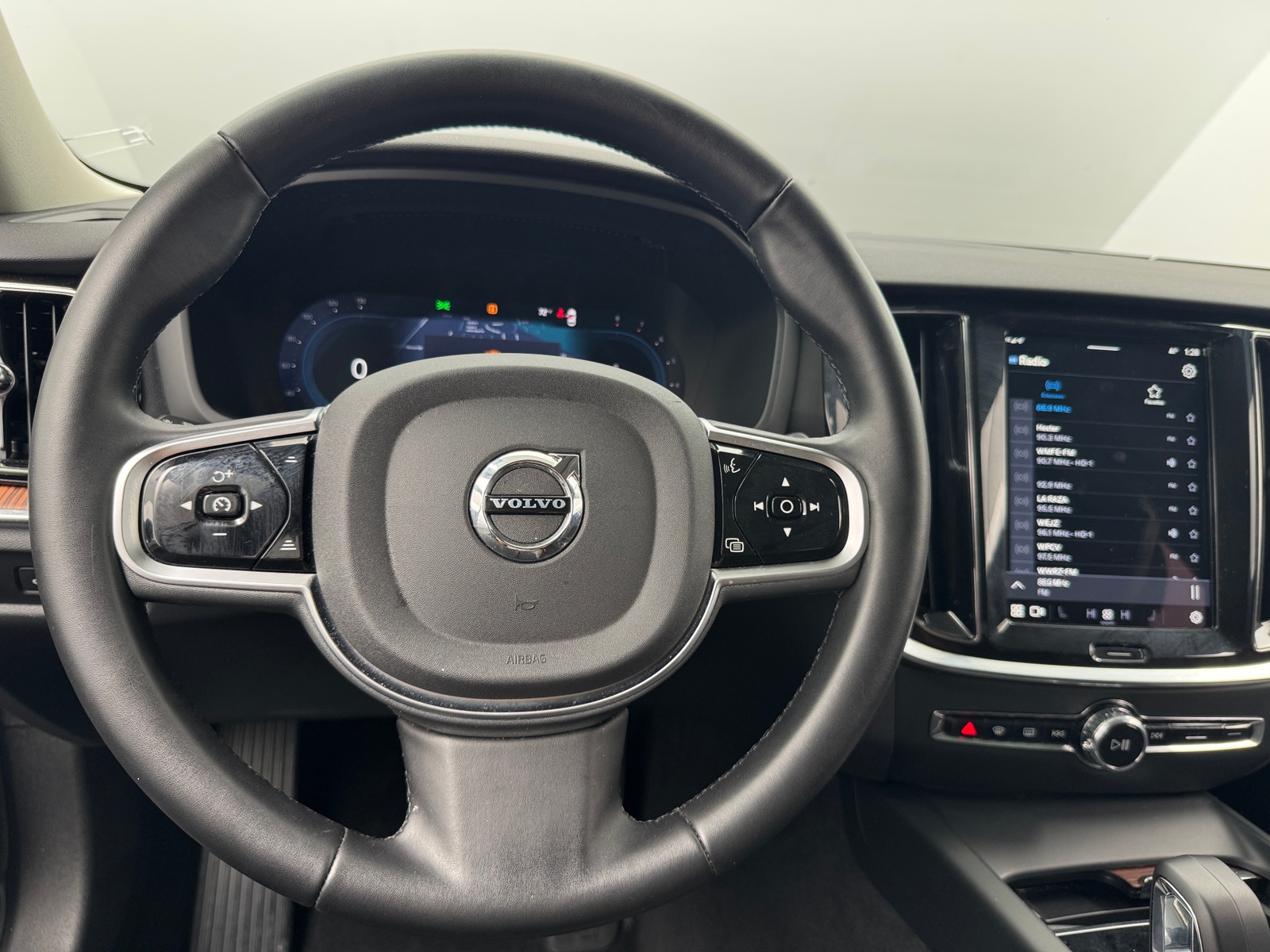 Thumbnail: 2025 Volvo V60 - 4