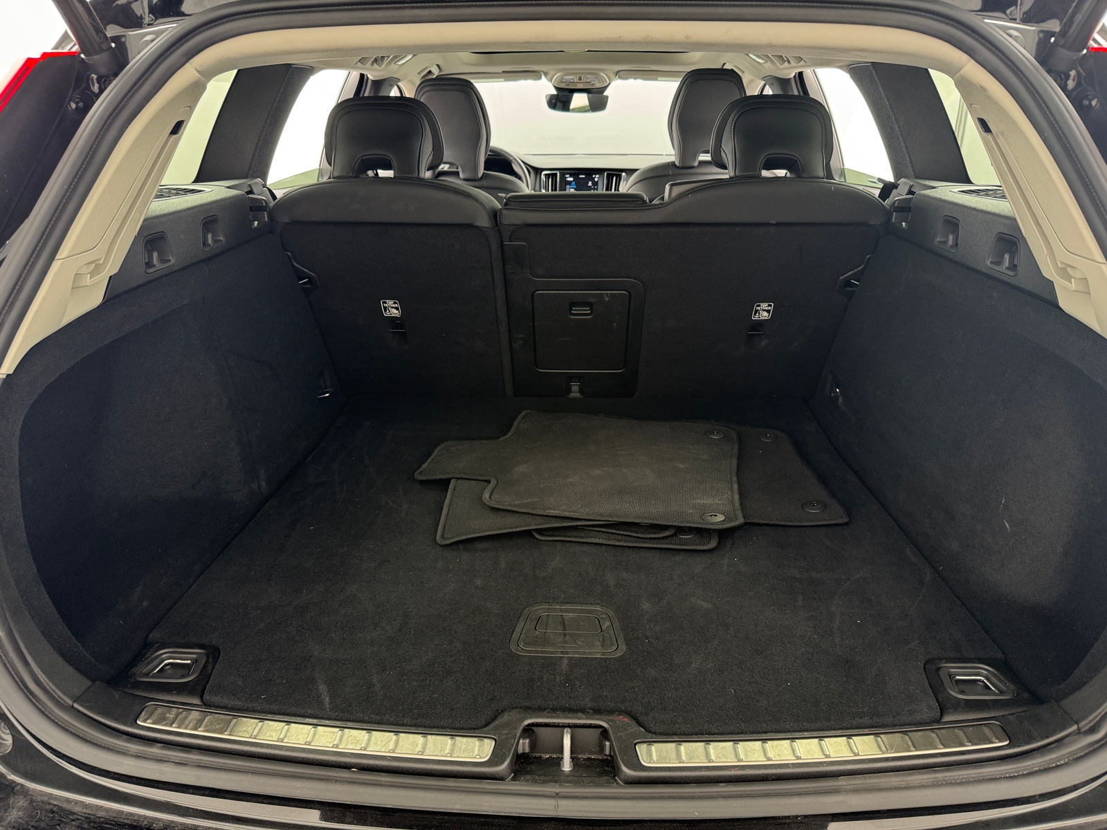 Thumbnail: 2025 Volvo V60 - 6