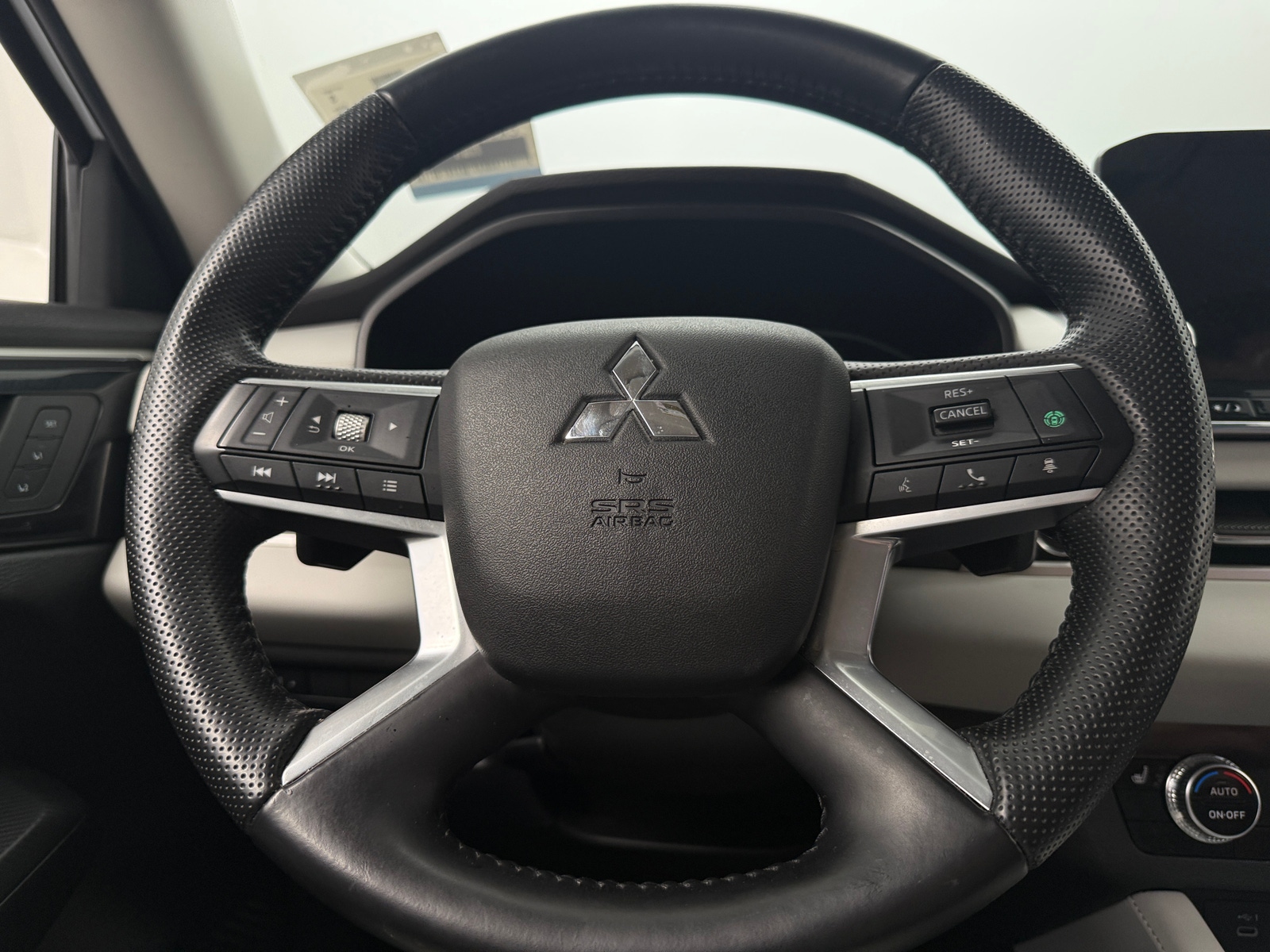 Thumbnail: 2024 Mitsubishi Outlander - 4