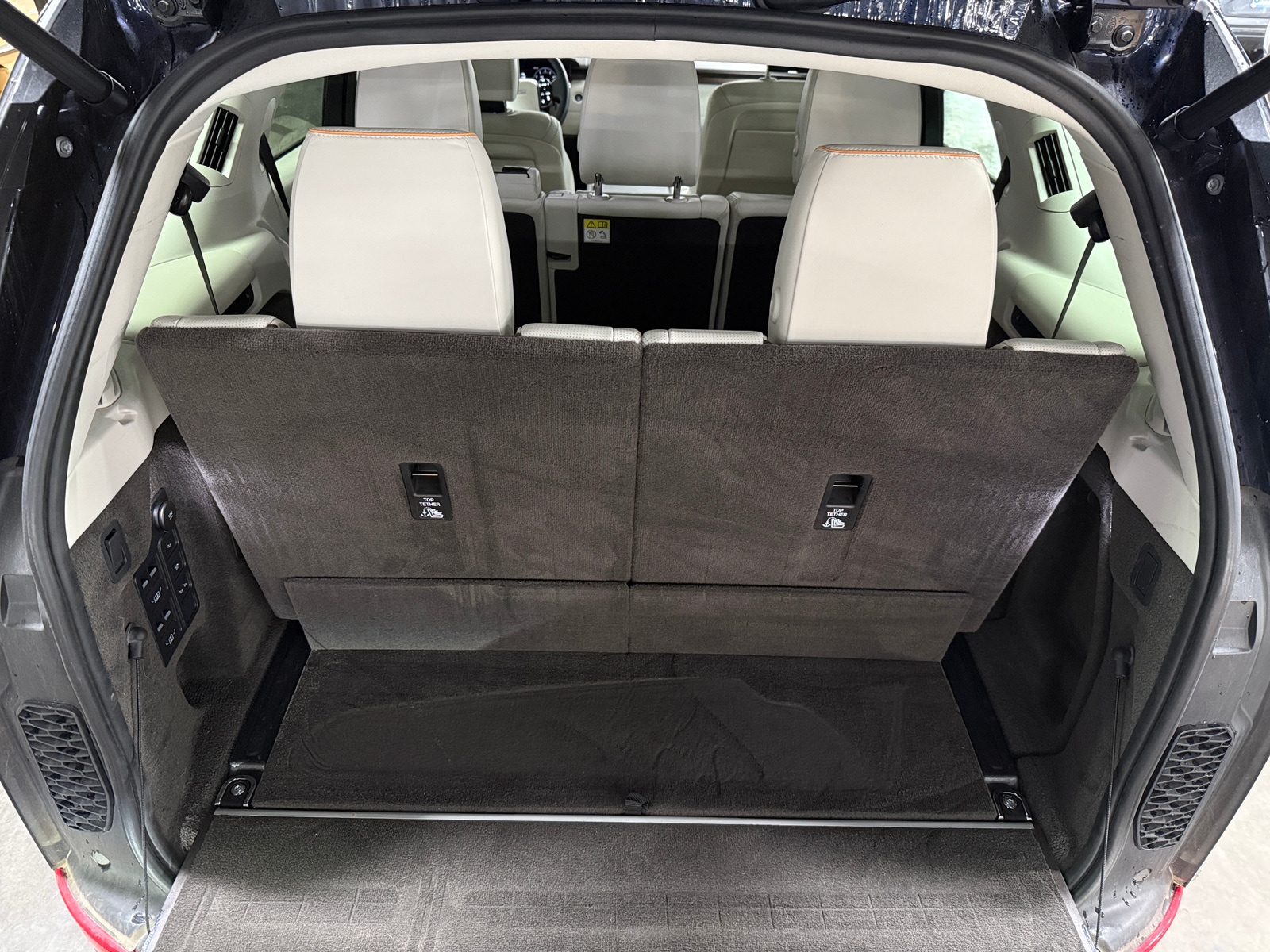 Thumbnail: 2020 Land Rover Discovery - 6