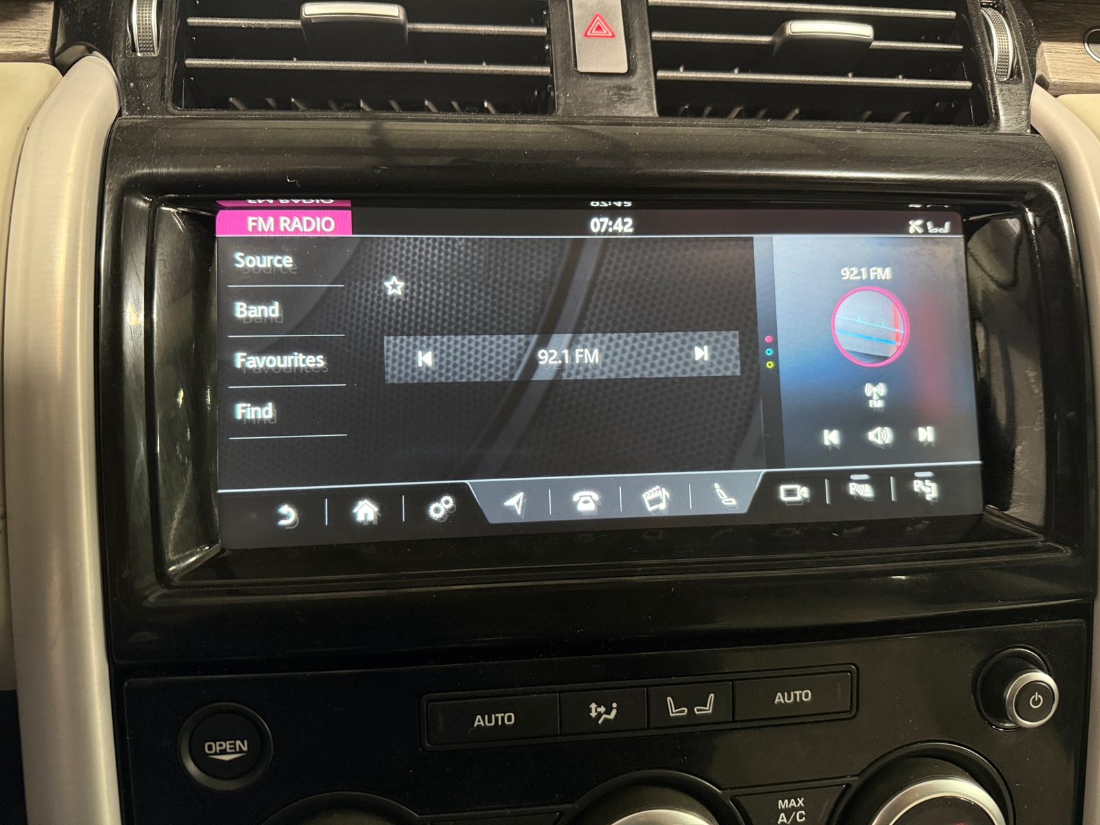 Thumbnail: 2020 Land Rover Discovery - 3