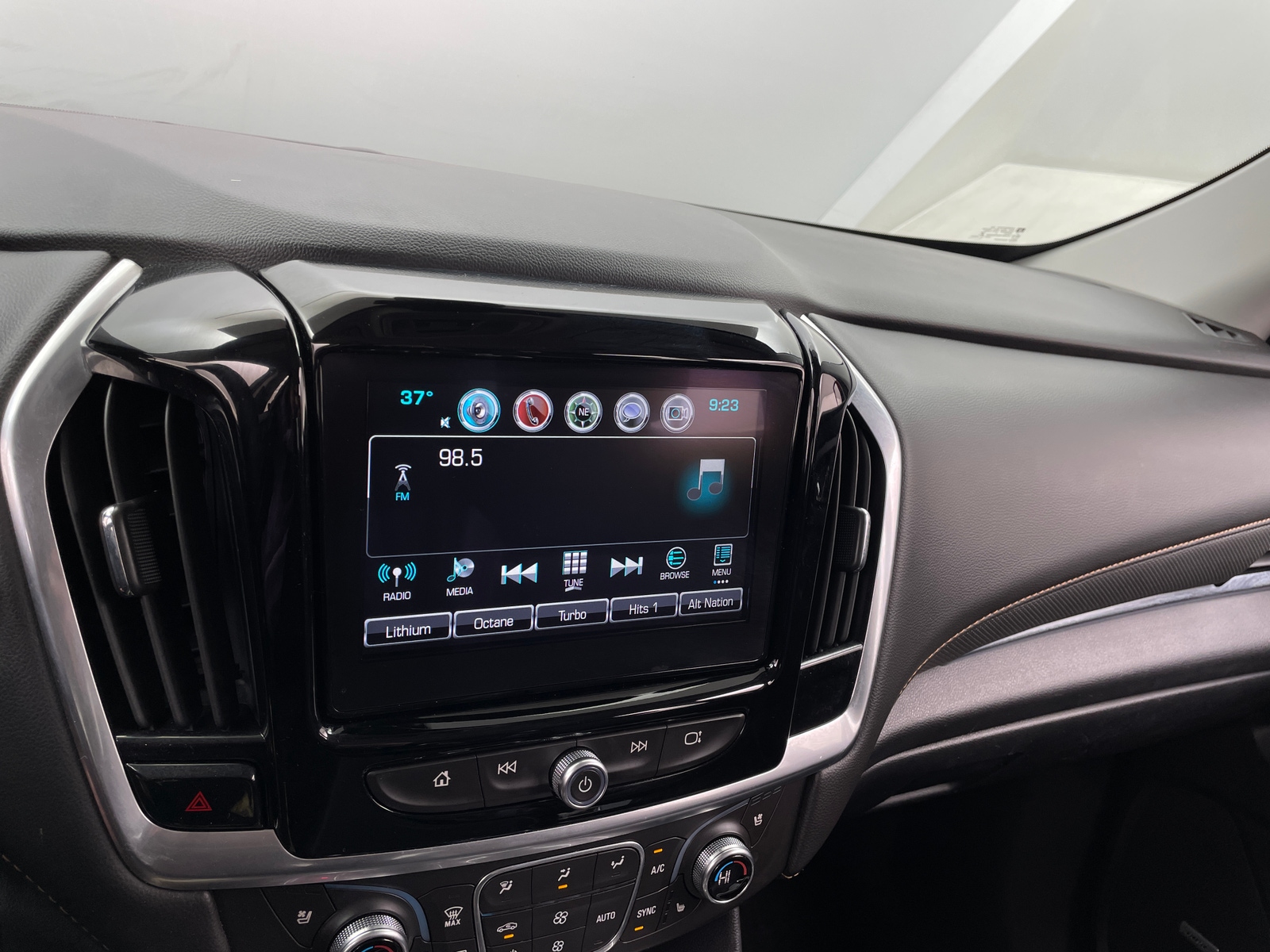 Thumbnail: 2018 Chevrolet Traverse - 3