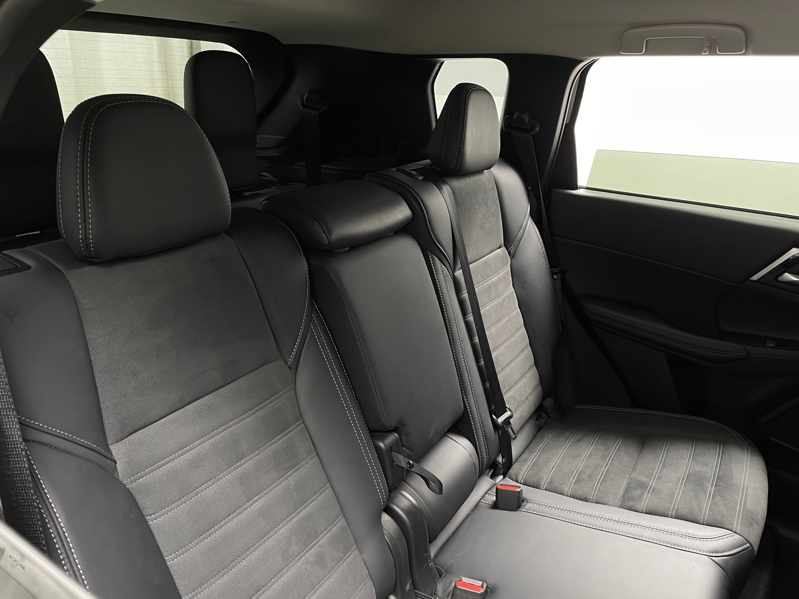 Thumbnail: 2025 Mitsubishi Outlander - 6