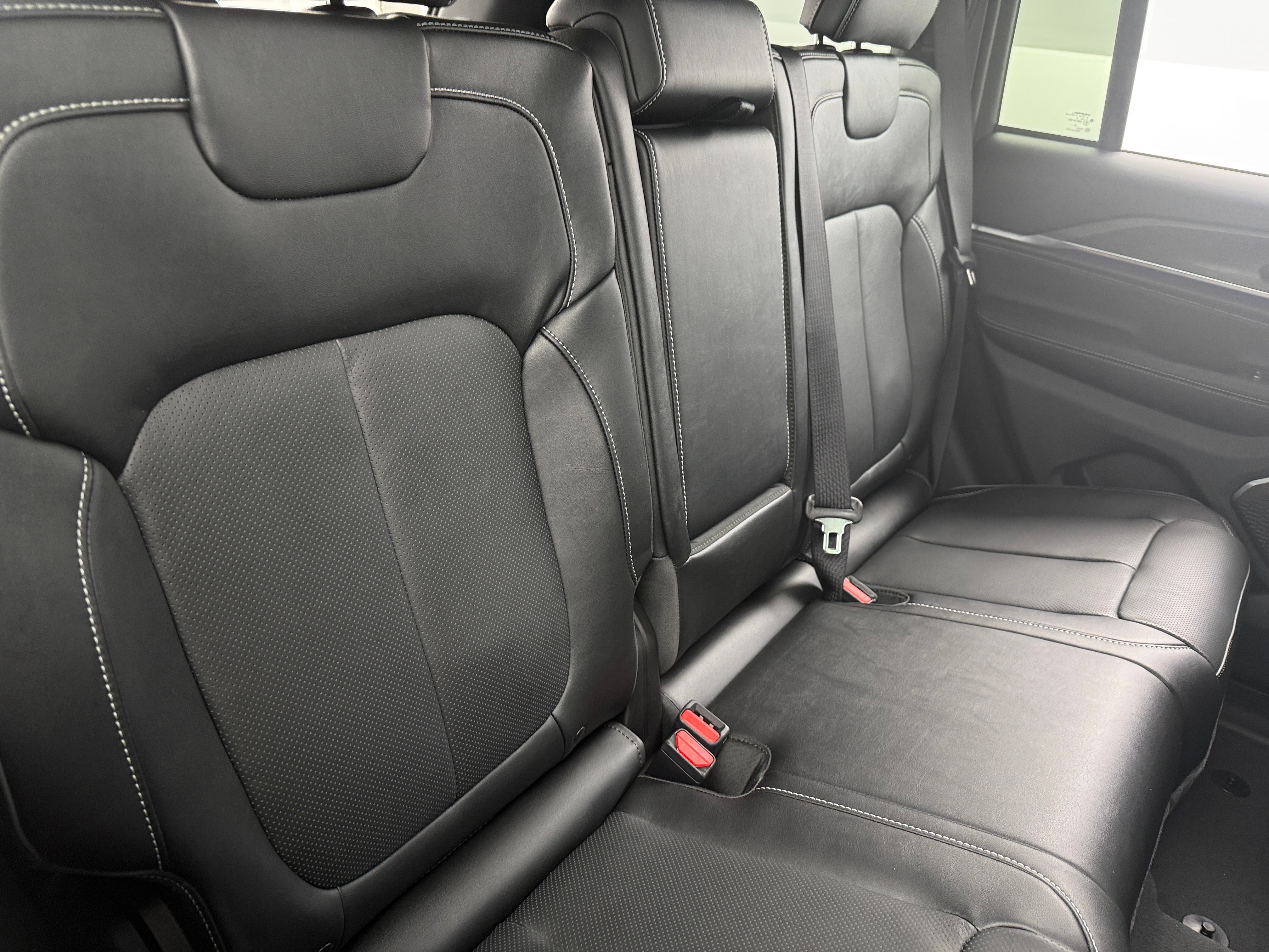 2025 Jeep Grand Cherokee Overland - Photo 4