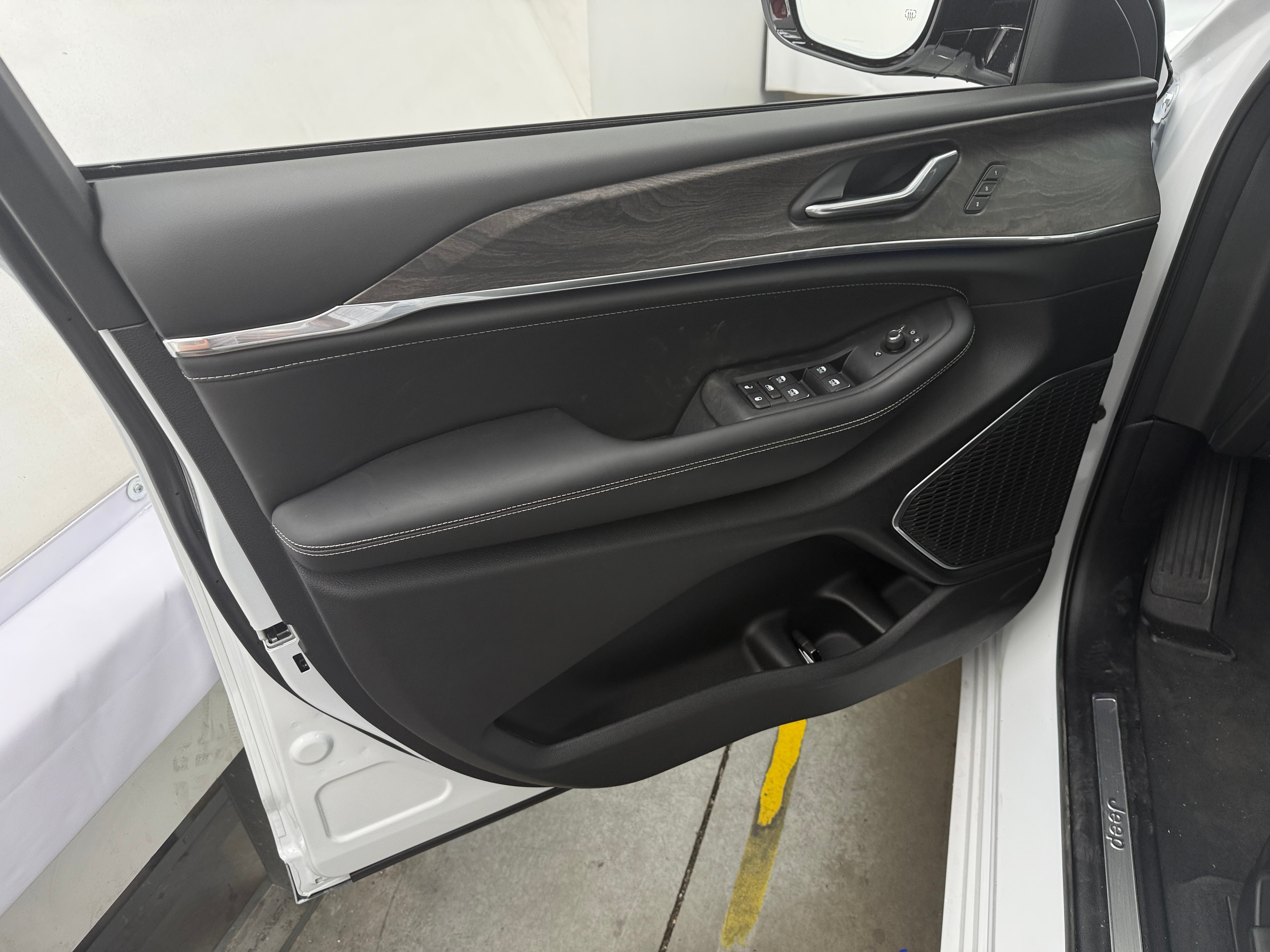 2025 Jeep Grand Cherokee Overland - Photo 9
