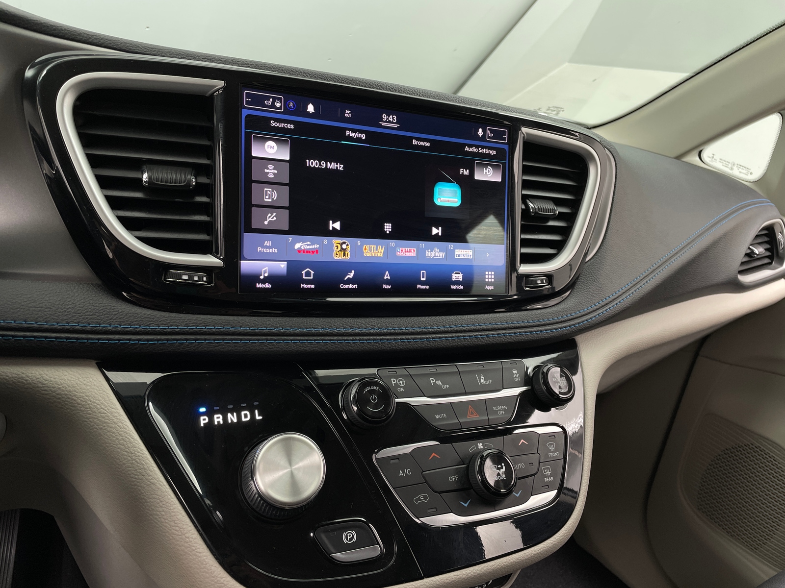 Thumbnail: 2021 Chrysler Pacifica - 3