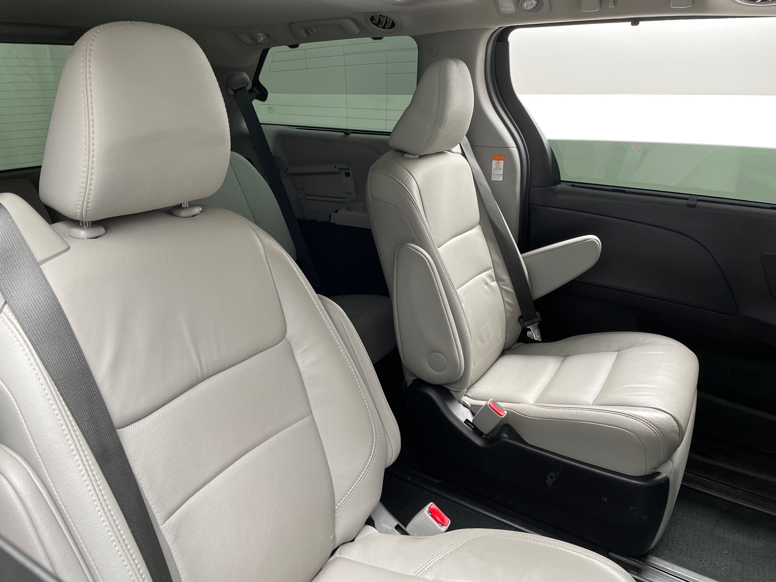 Thumbnail: 2017 Toyota Sienna - 5