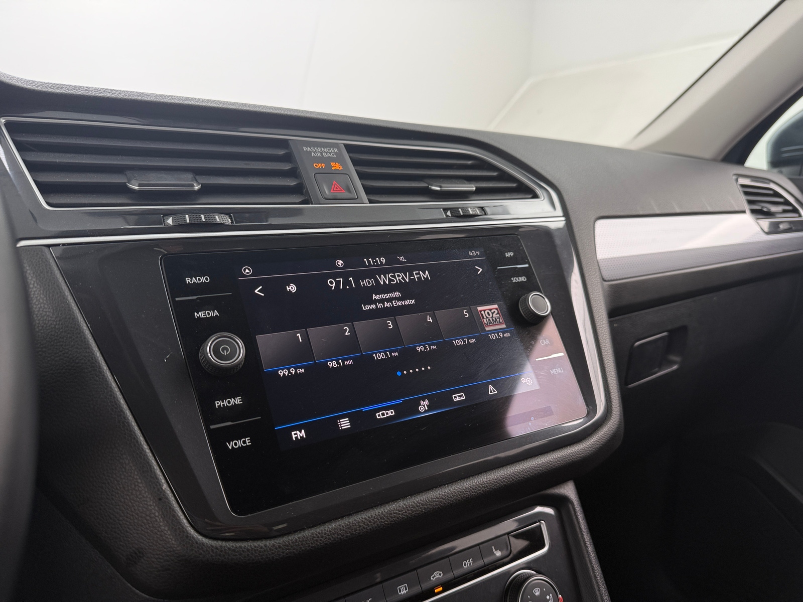 Thumbnail: 2024 Volkswagen Tiguan - 4