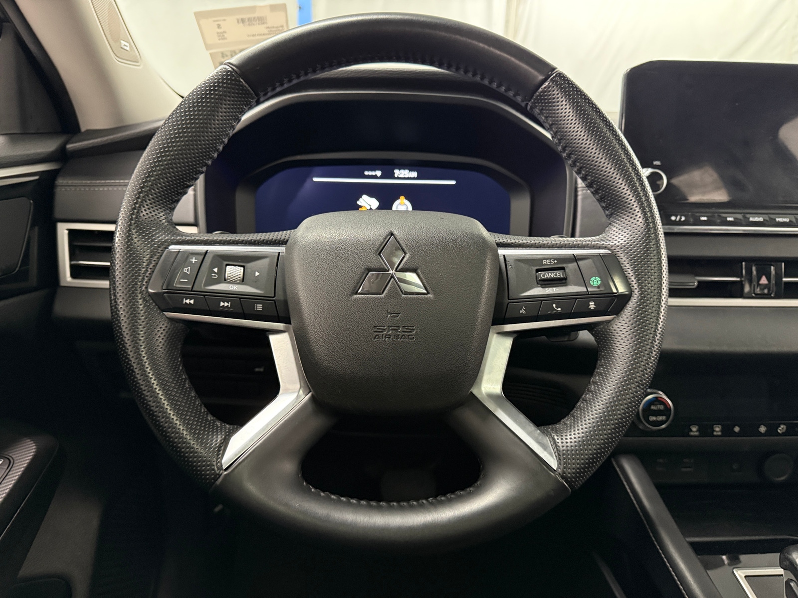 Thumbnail: 2024 Mitsubishi Outlander - 4