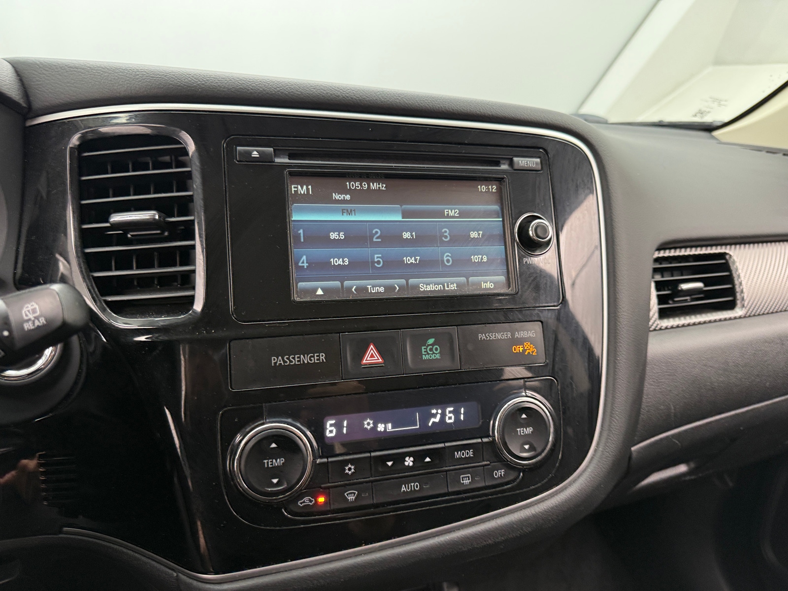 Thumbnail: 2015 Mitsubishi Outlander - 3