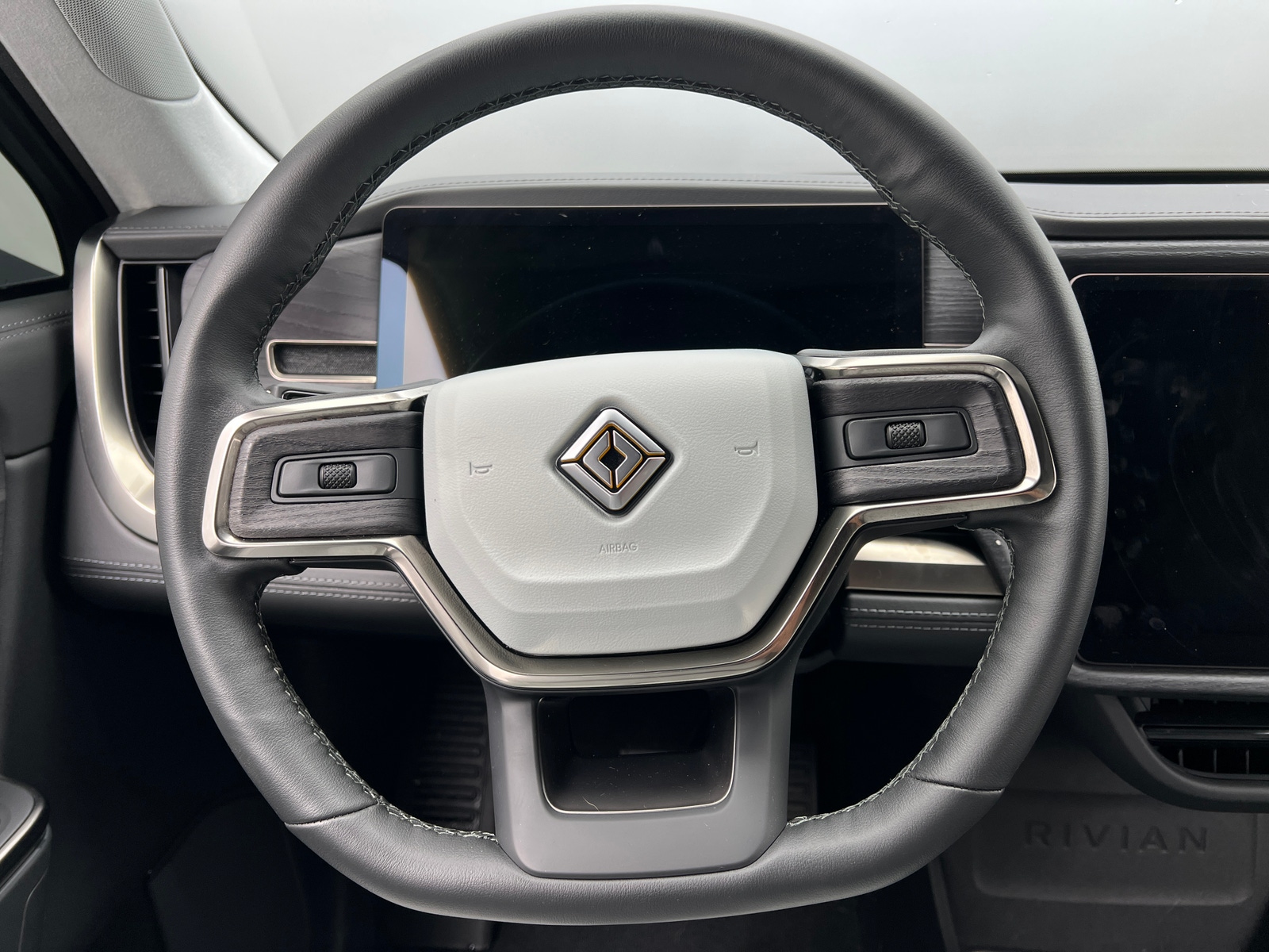 Thumbnail: 2025 Rivian R1S - 4