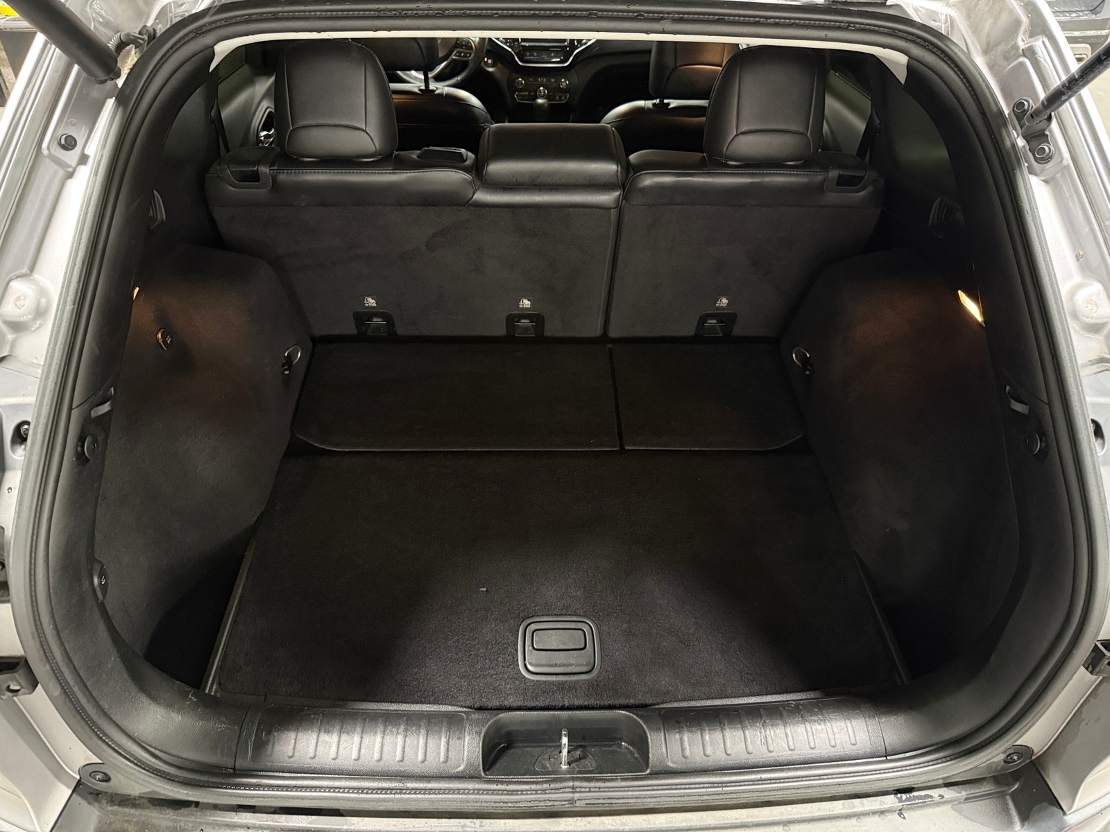 Thumbnail: 2019 Jeep Cherokee - 6