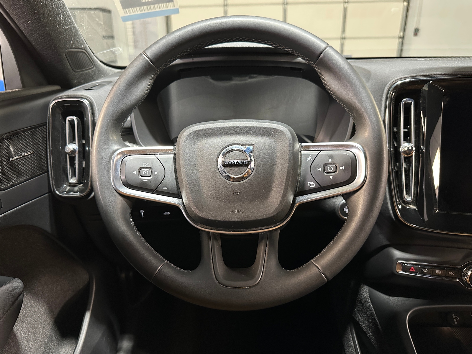 Thumbnail: 2022 Volvo XC40 - 4