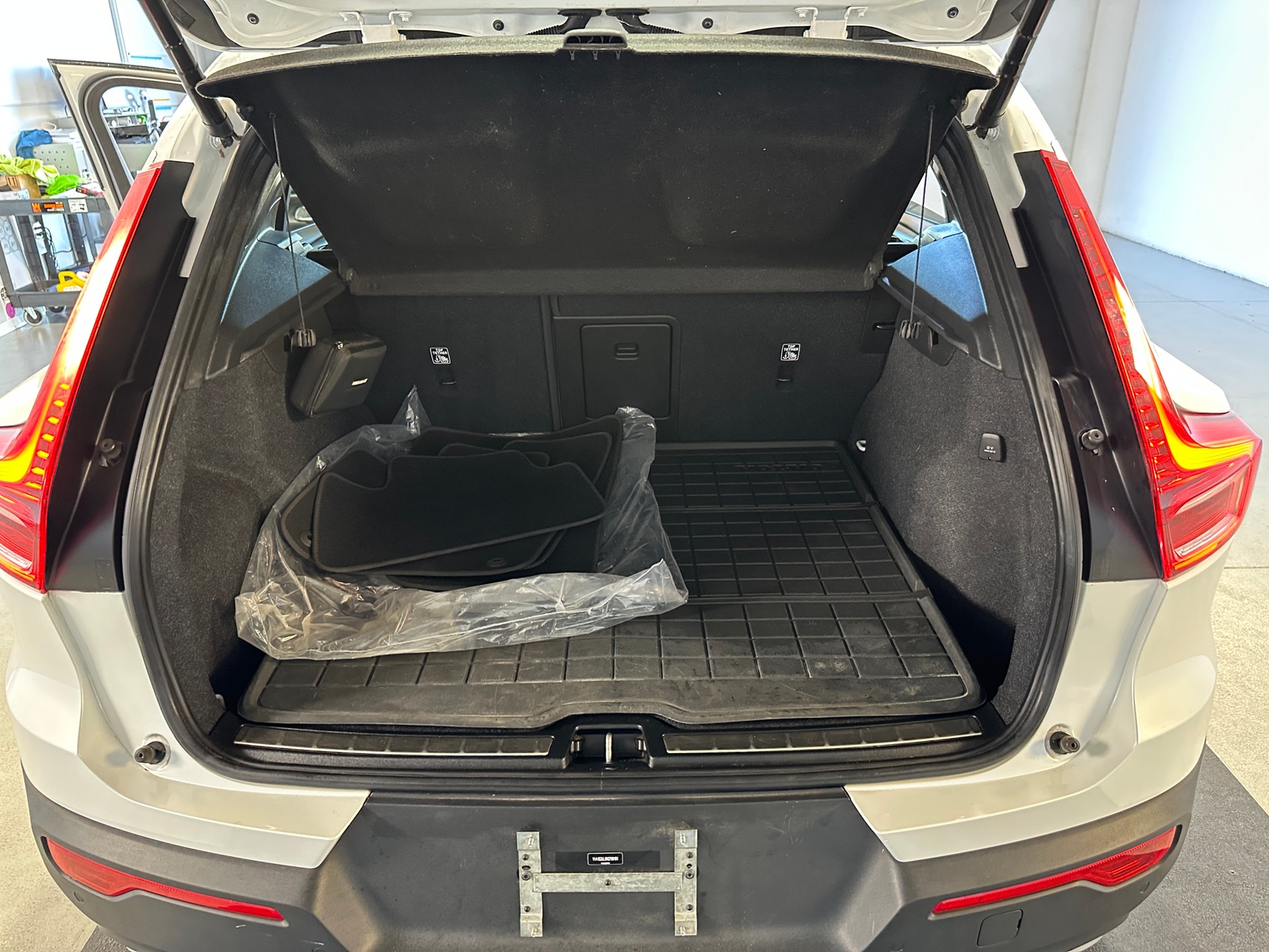 Thumbnail: 2022 Volvo XC40 - 6