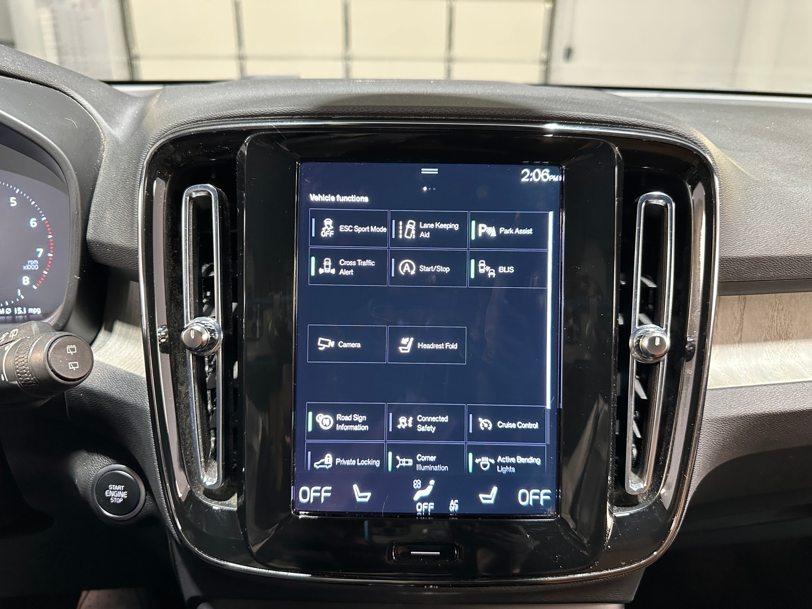 Thumbnail: 2022 Volvo XC40 - 3