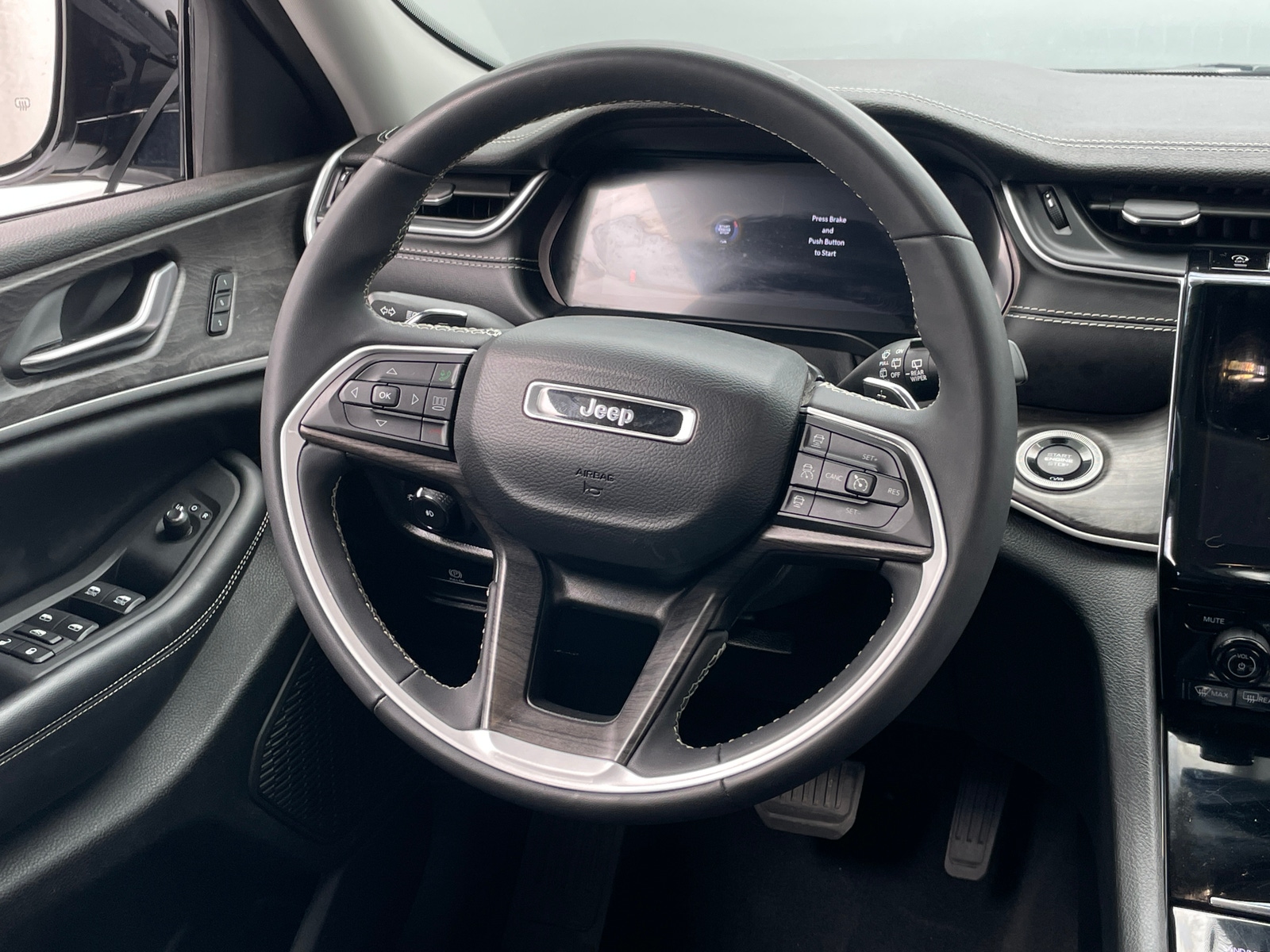 Thumbnail: 2023 Jeep Grand Cherokee L - 4