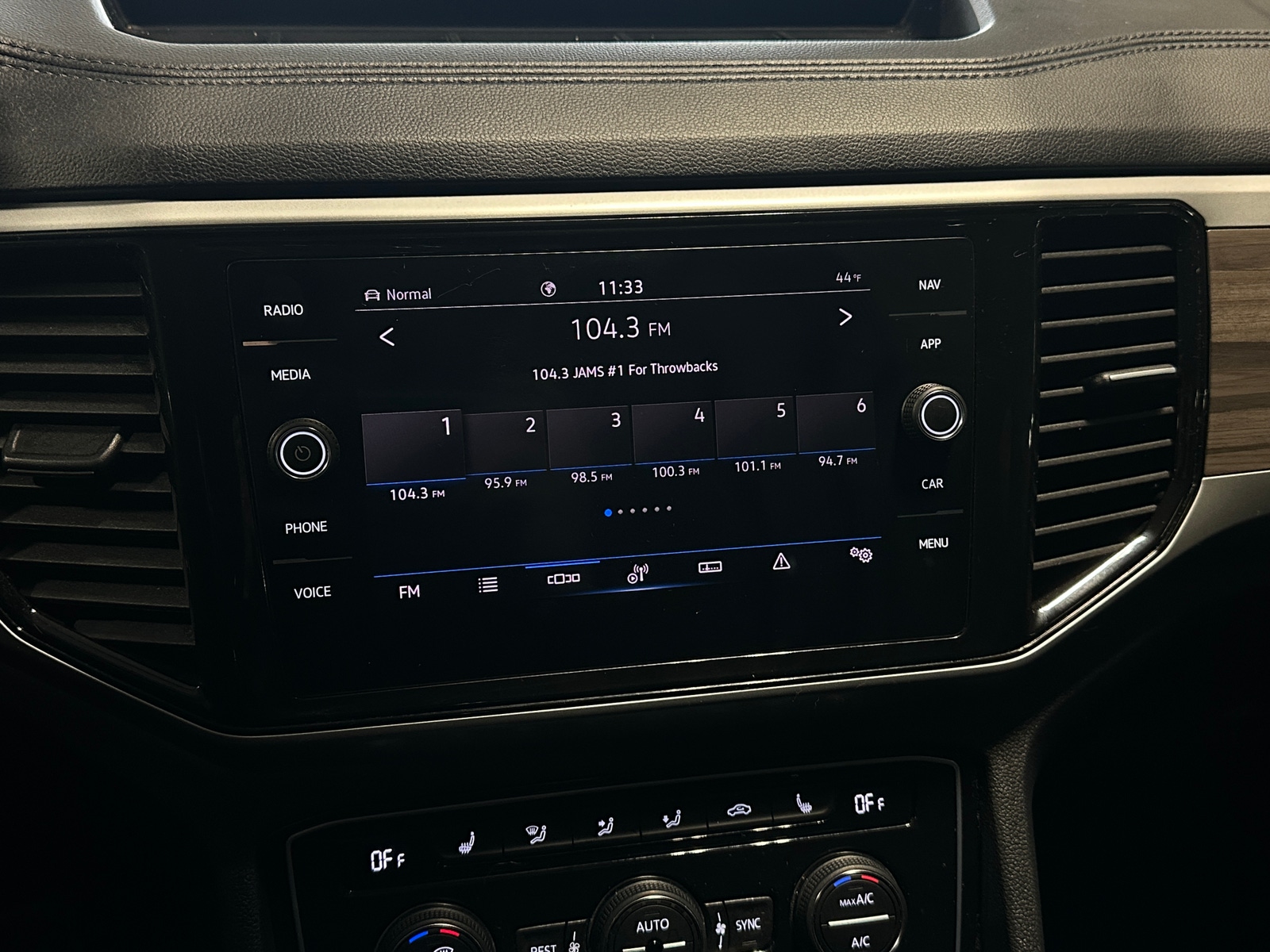 Thumbnail: 2022 Volkswagen Atlas - 3