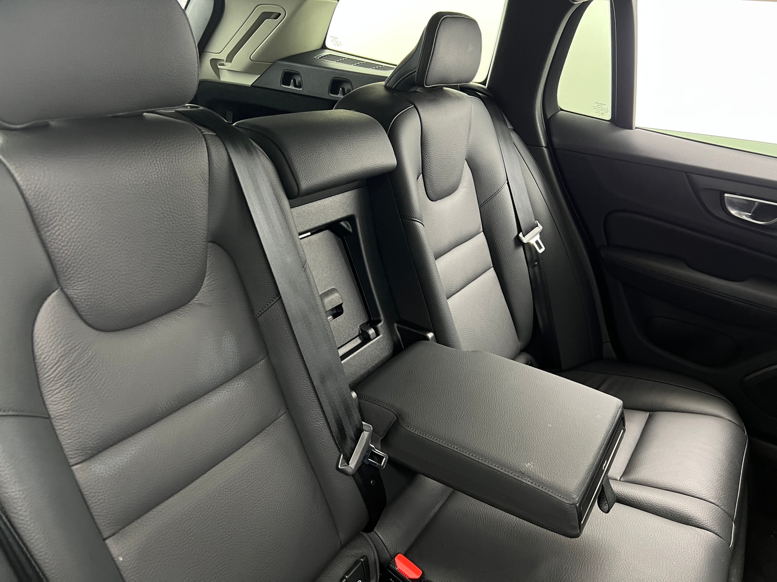 Thumbnail: 2025 Volvo V60 - 5