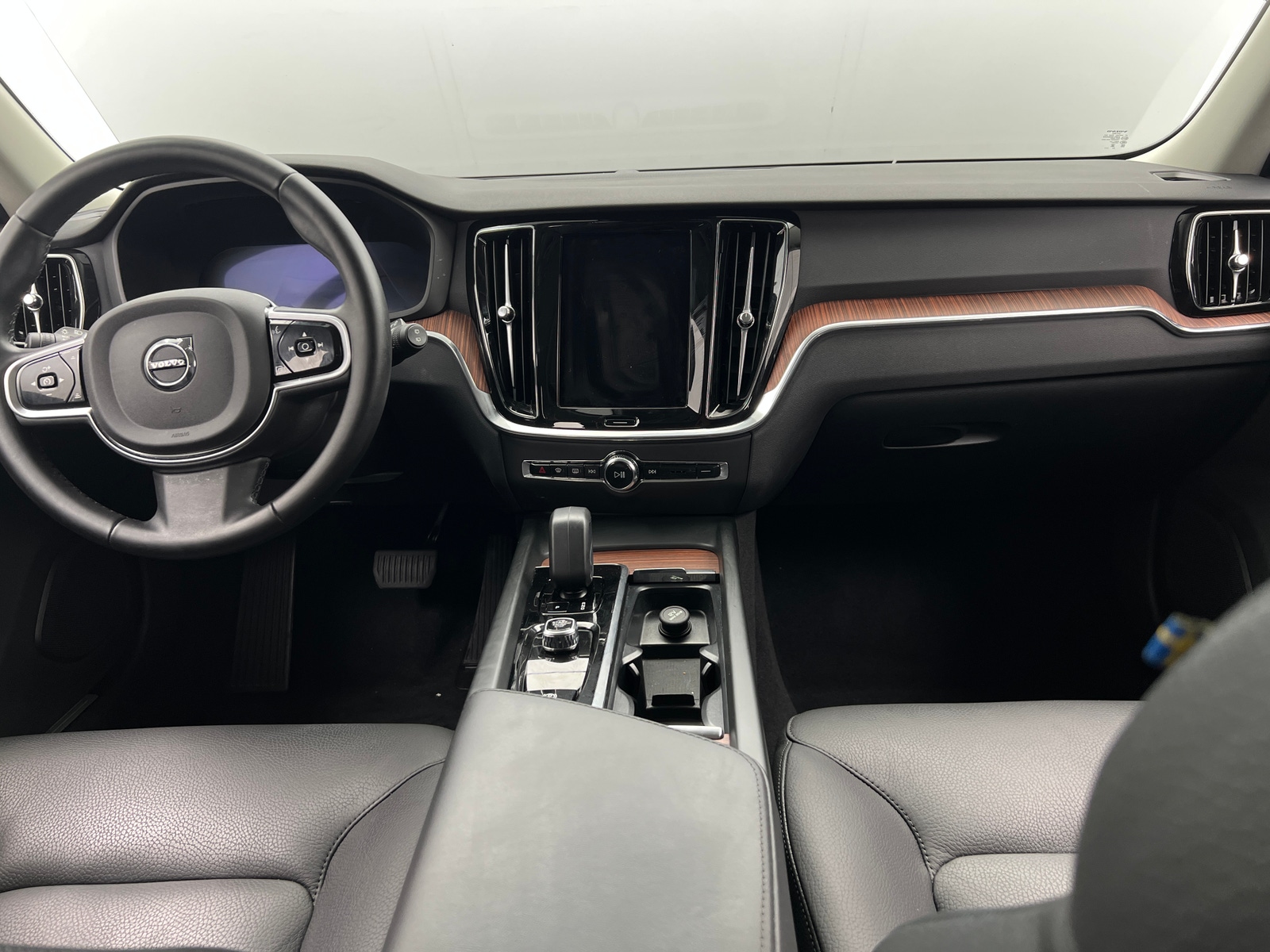 Thumbnail: 2025 Volvo V60 - 2