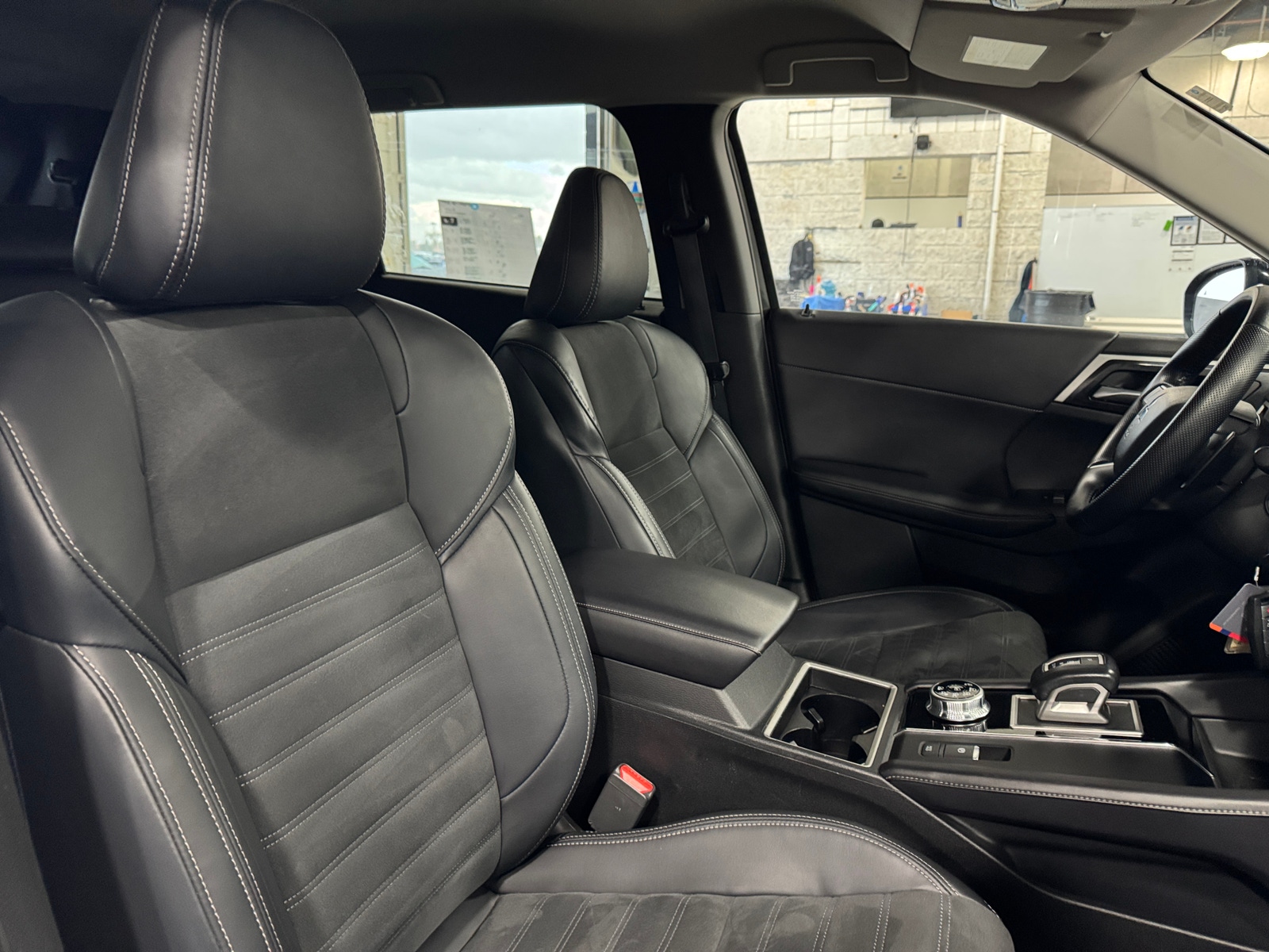 Thumbnail: 2024 Mitsubishi Outlander - 2