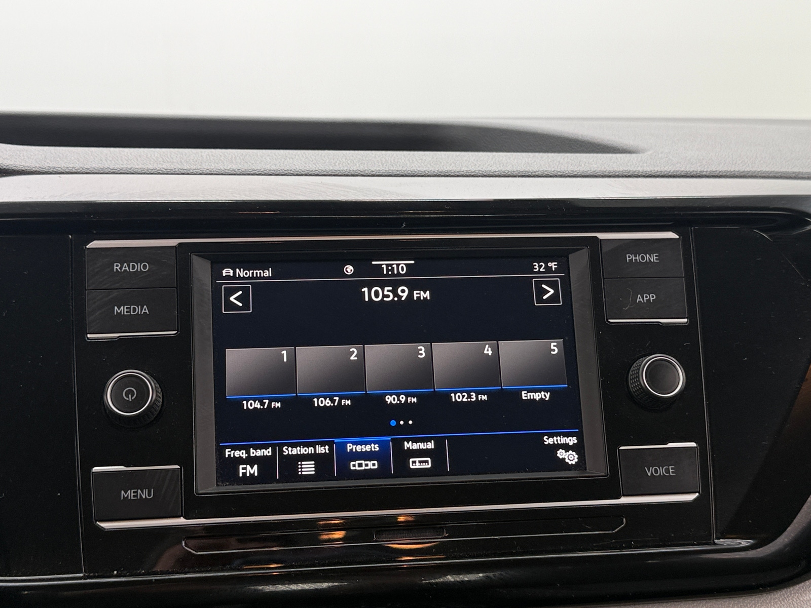 Thumbnail: 2023 Volkswagen Taos - 4