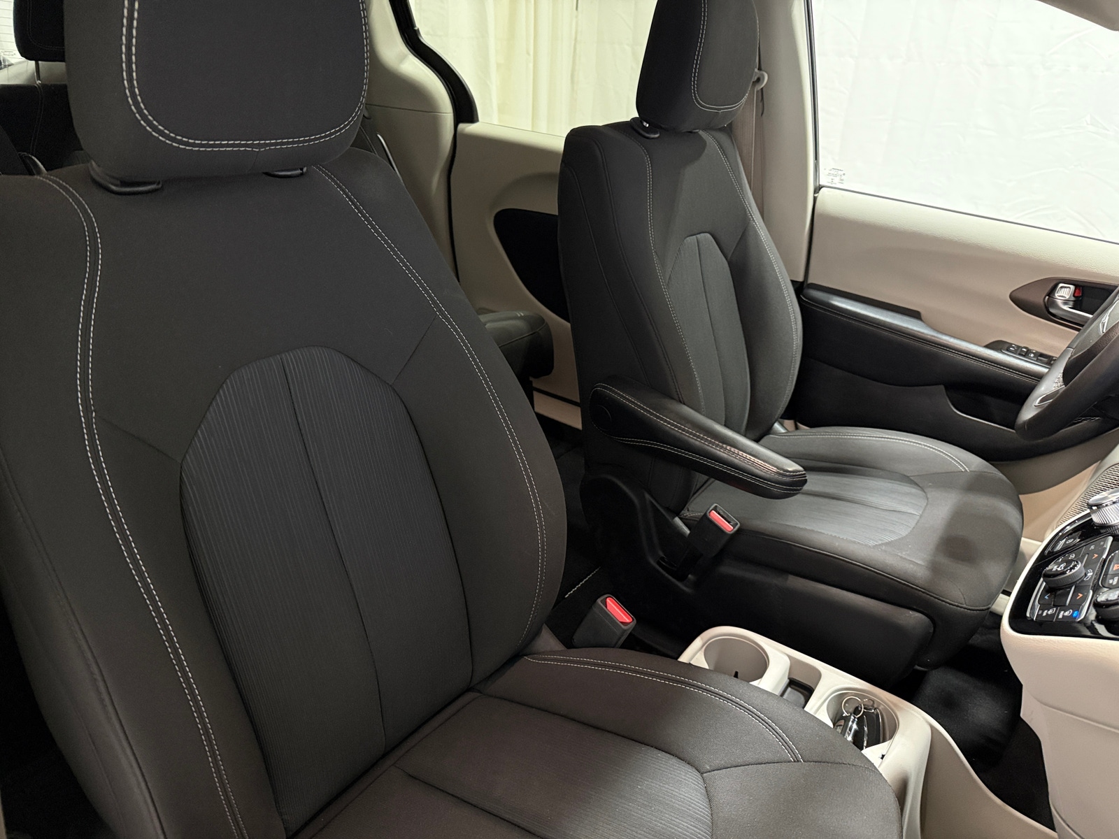 Thumbnail: 2022 Chrysler Voyager - 2