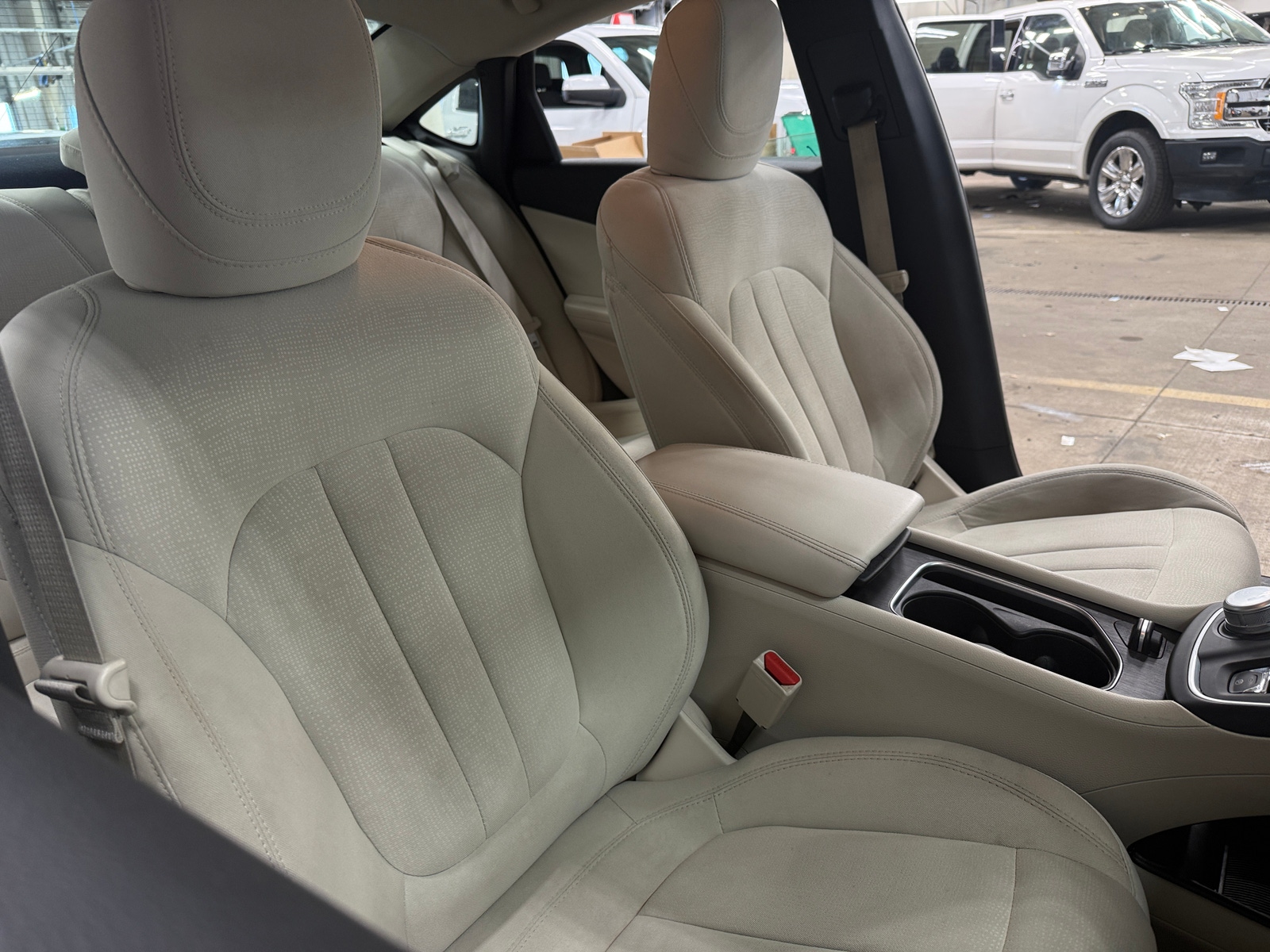 Thumbnail: 2016 Chrysler 200 - 2