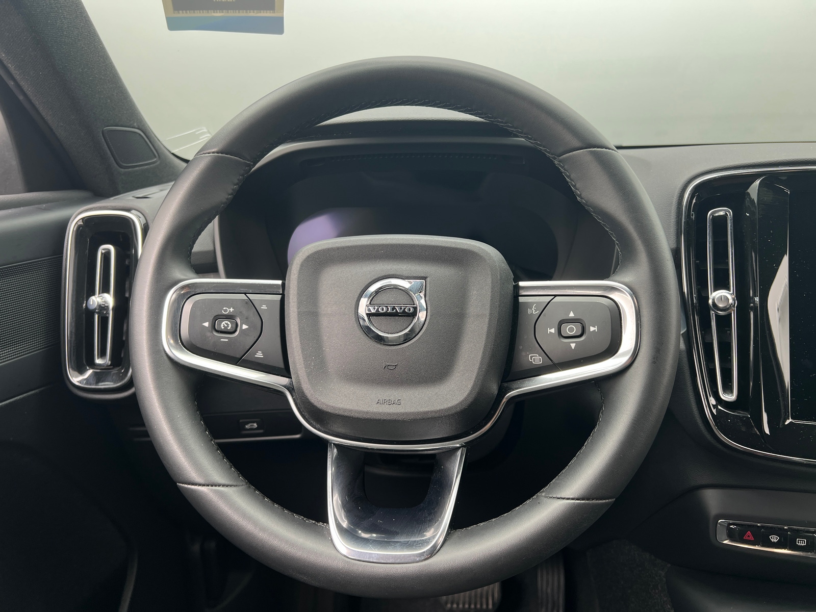 Thumbnail: 2024 Volvo XC40 - 5