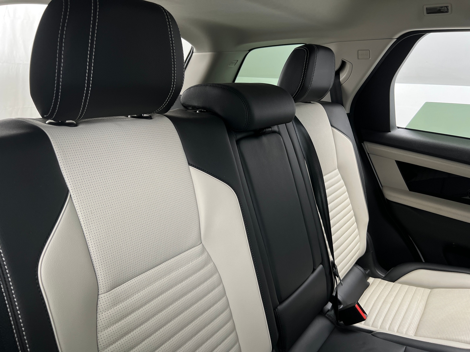 Thumbnail: 2023 Land Rover Discovery Sport - 5