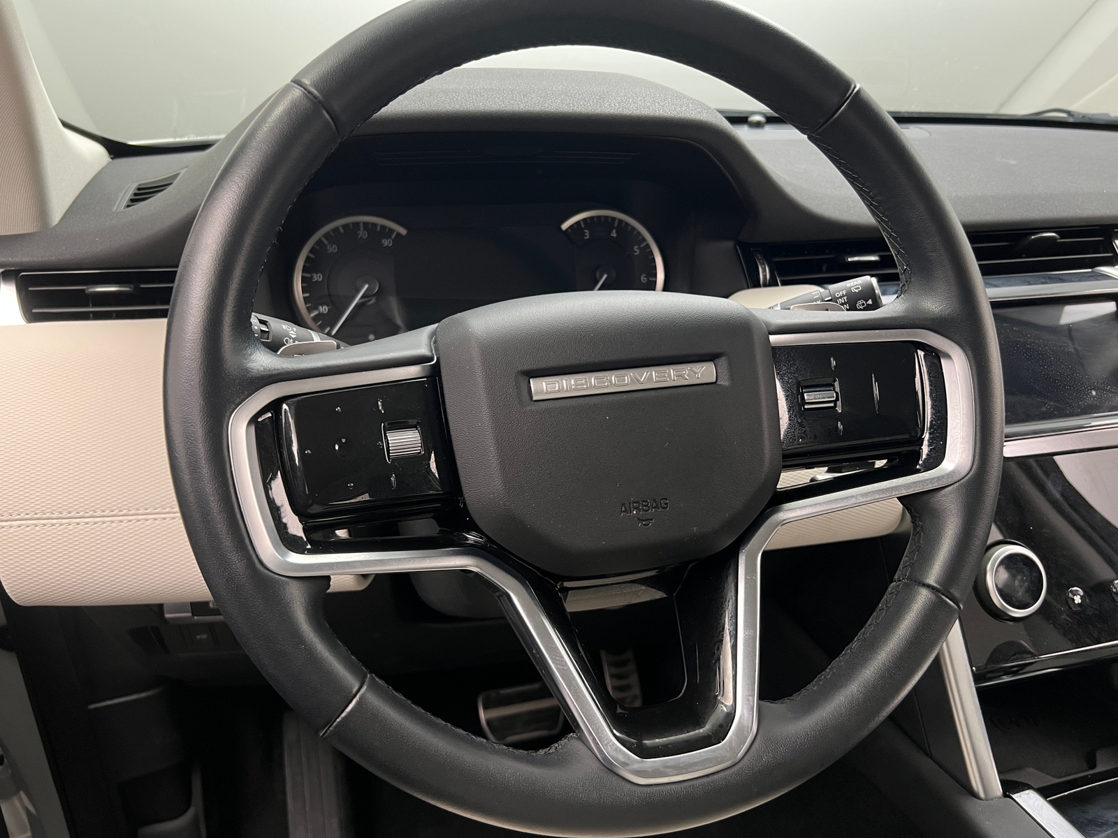 Thumbnail: 2023 Land Rover Discovery Sport - 4