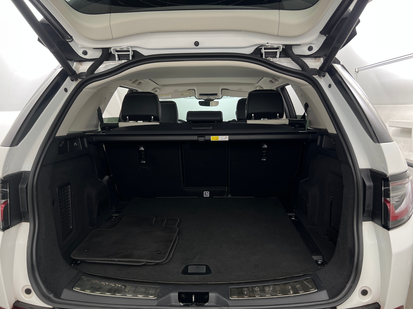 Thumbnail: 2023 Land Rover Discovery Sport - 6