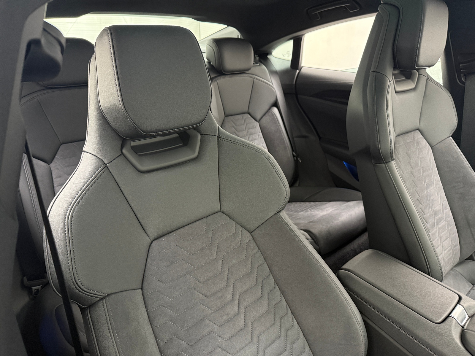 Thumbnail: 2024 Audi e-tron GT - 2