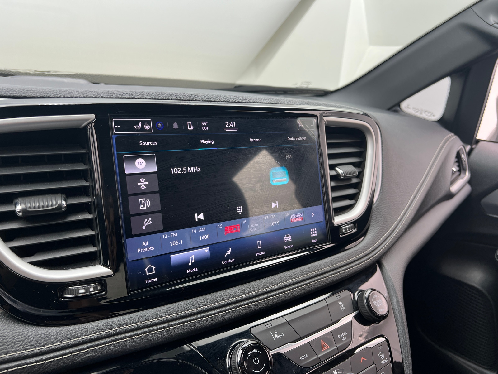 Thumbnail: 2022 Chrysler Pacifica - 3