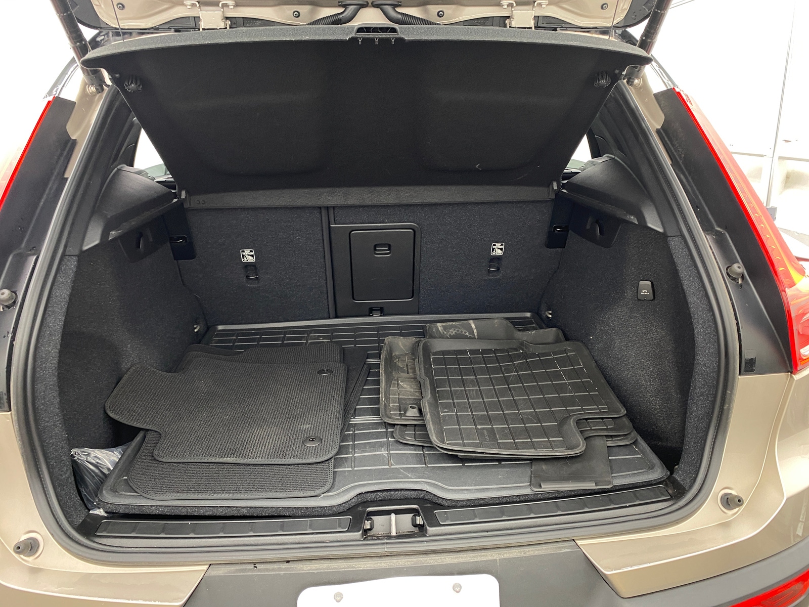 Thumbnail: 2024 Volvo XC40 - 7