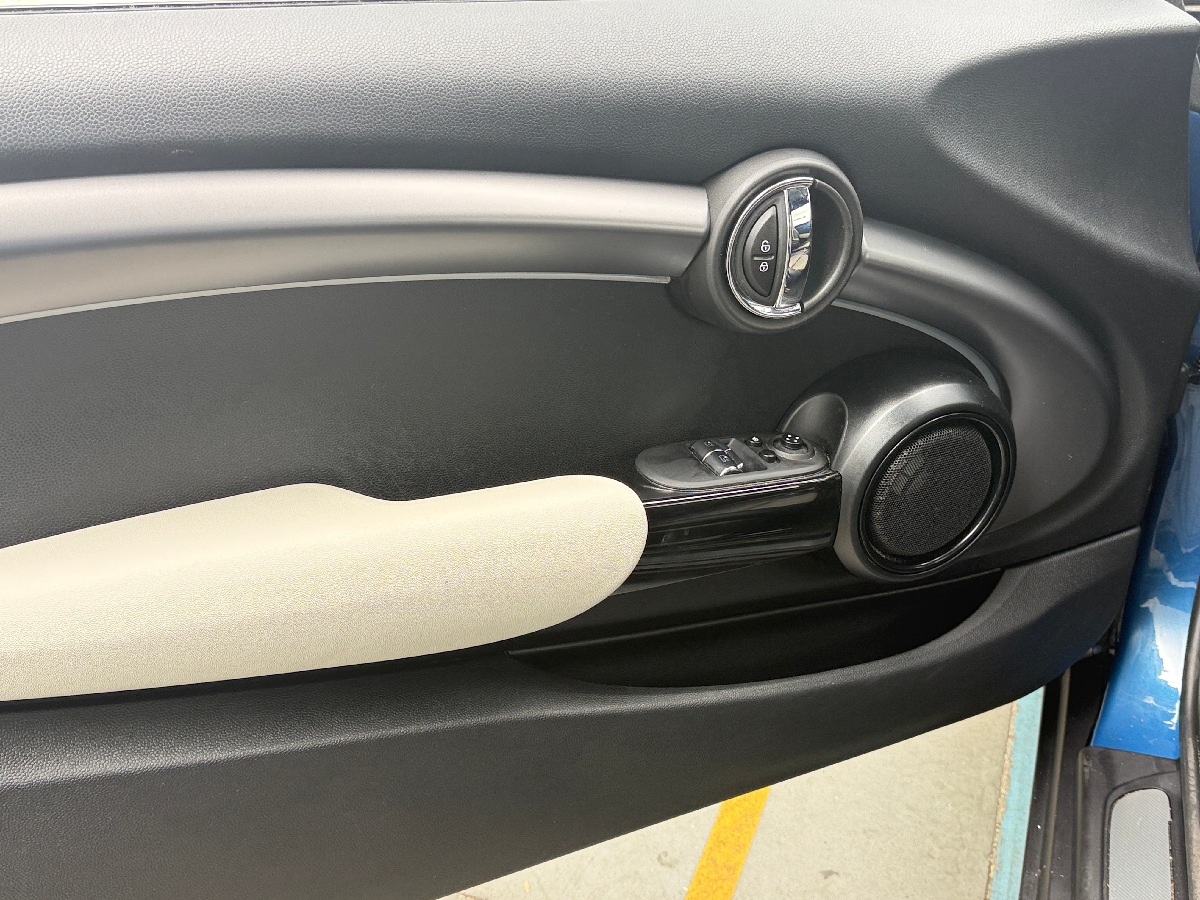 Used 2022 MINI Hardtop 2 Door SE with VIN WMW13DJ03N2P69568 for sale in Oak Creek, WI