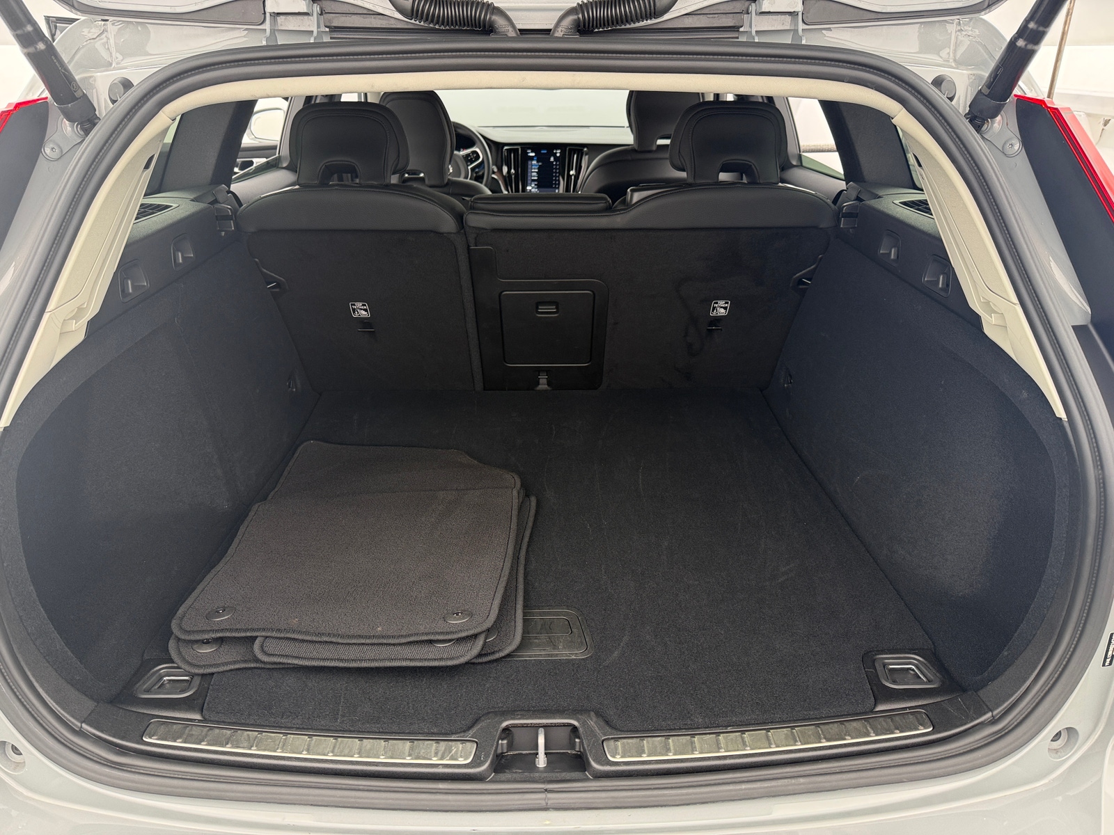 Thumbnail: 2025 Volvo V60 - 6