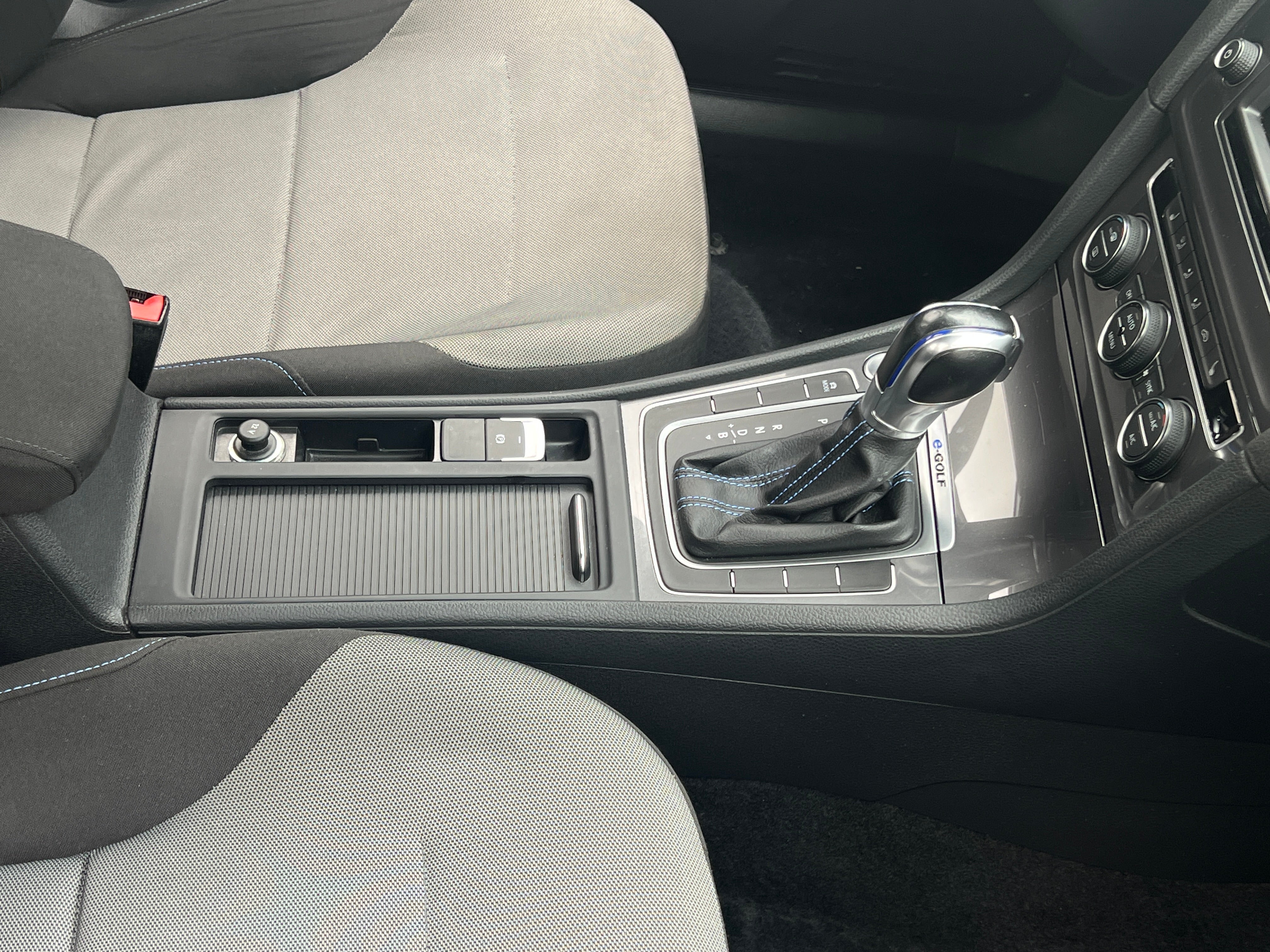 Used 2016 Volkswagen e-Golf e-Golf SE with VIN WVWKP7AU2GW916586 for sale in Auburn, WA