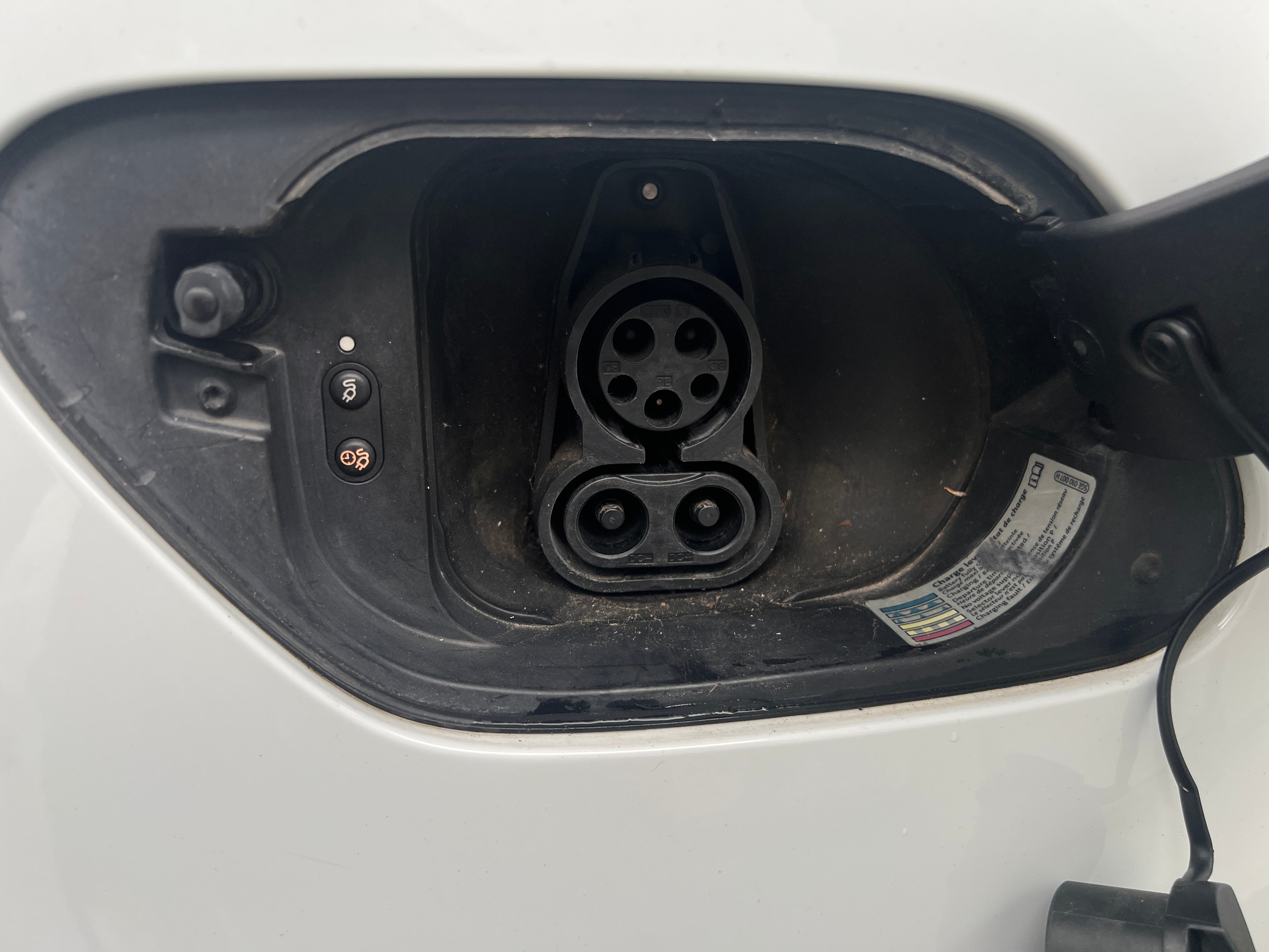 Used 2016 Volkswagen e-Golf e-Golf SE with VIN WVWKP7AU2GW916586 for sale in Oak Creek, WI