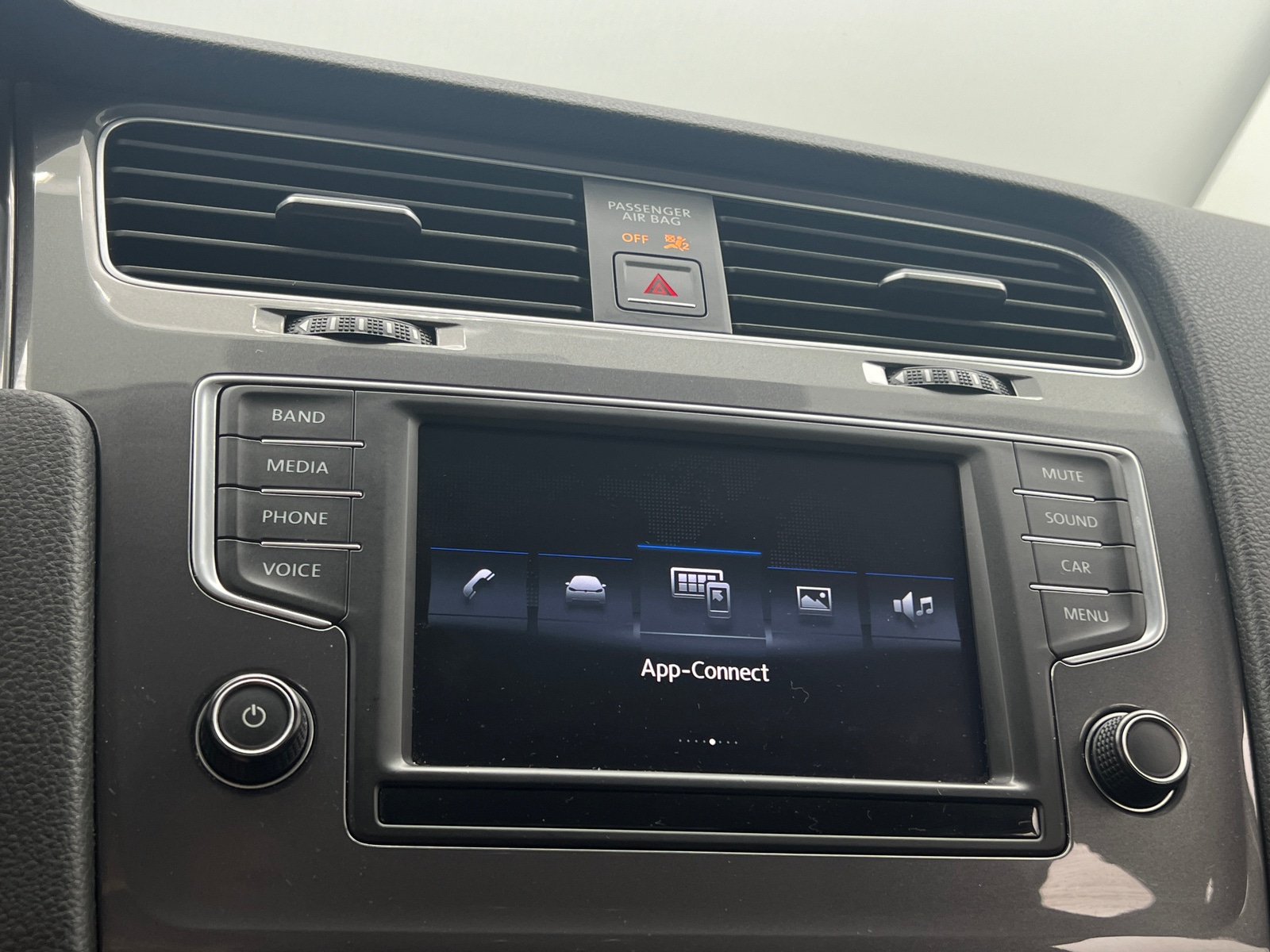 Thumbnail: 2016 Volkswagen e-Golf - 4