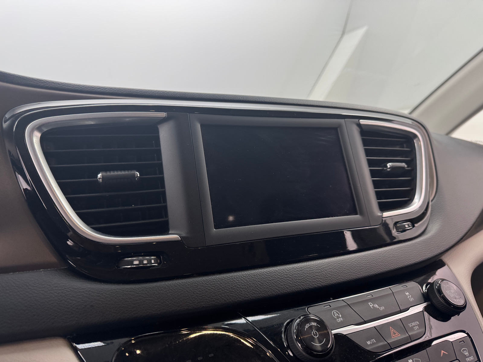 Thumbnail: 2019 Chrysler Pacifica - 4